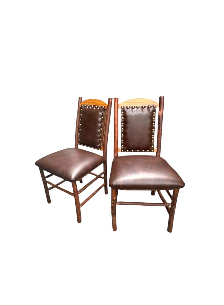 Old Hickory Pagosa Side Chairs Braunes Leder und Navajo-Polsterung.  

14 identische Stühle verfügbar. 

Diese Esszimmerstühle mit hoher Rückenlehne aus Old Hickory bestehen aus einem Rahmen aus Hickoryholz mit natürlicher Rinde und hellem Finish.
