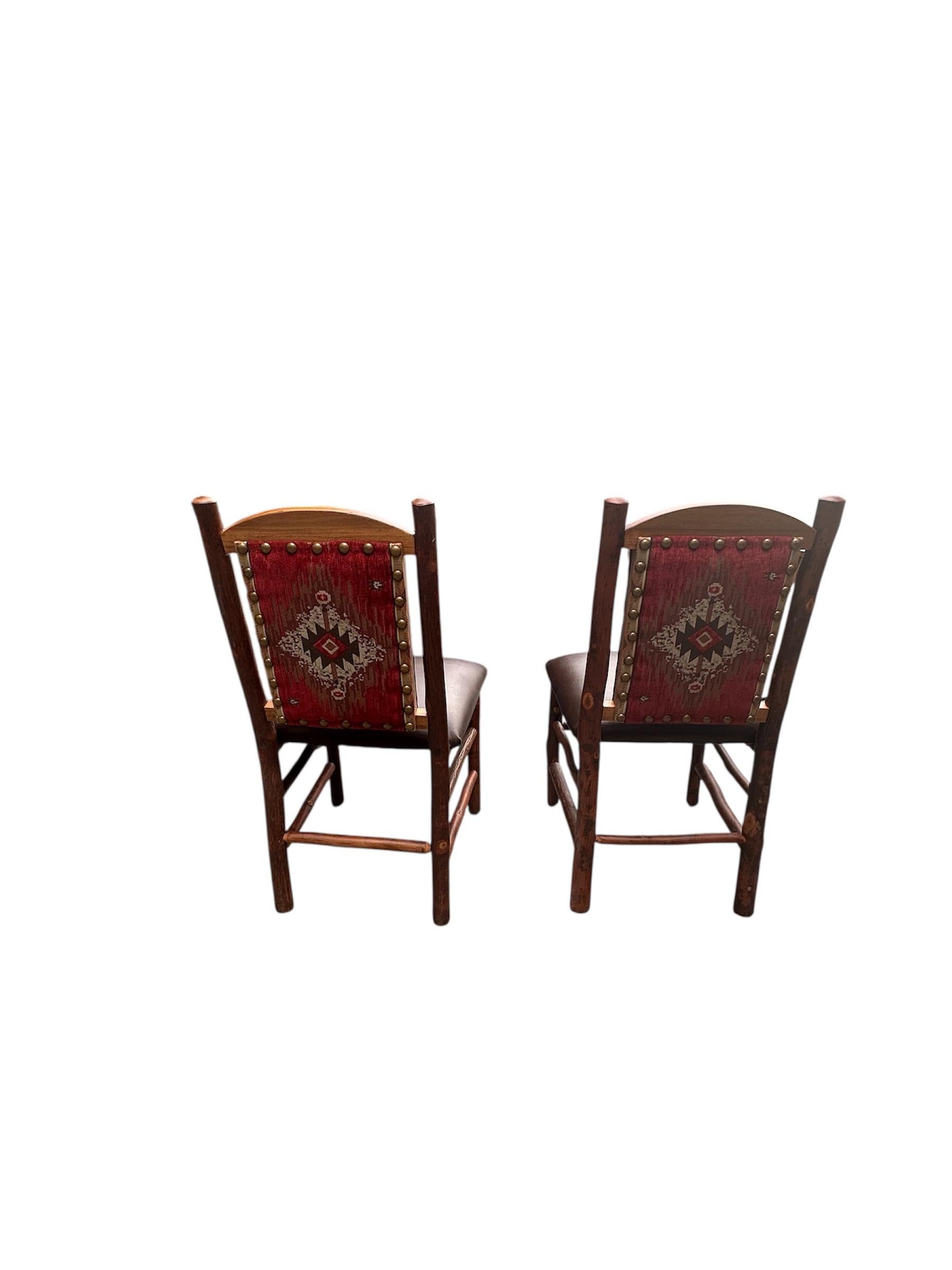 Old Hickory Pagosa Side Chairs, Braunes Leder, Navajo Polsterung. (Rustikal) im Angebot