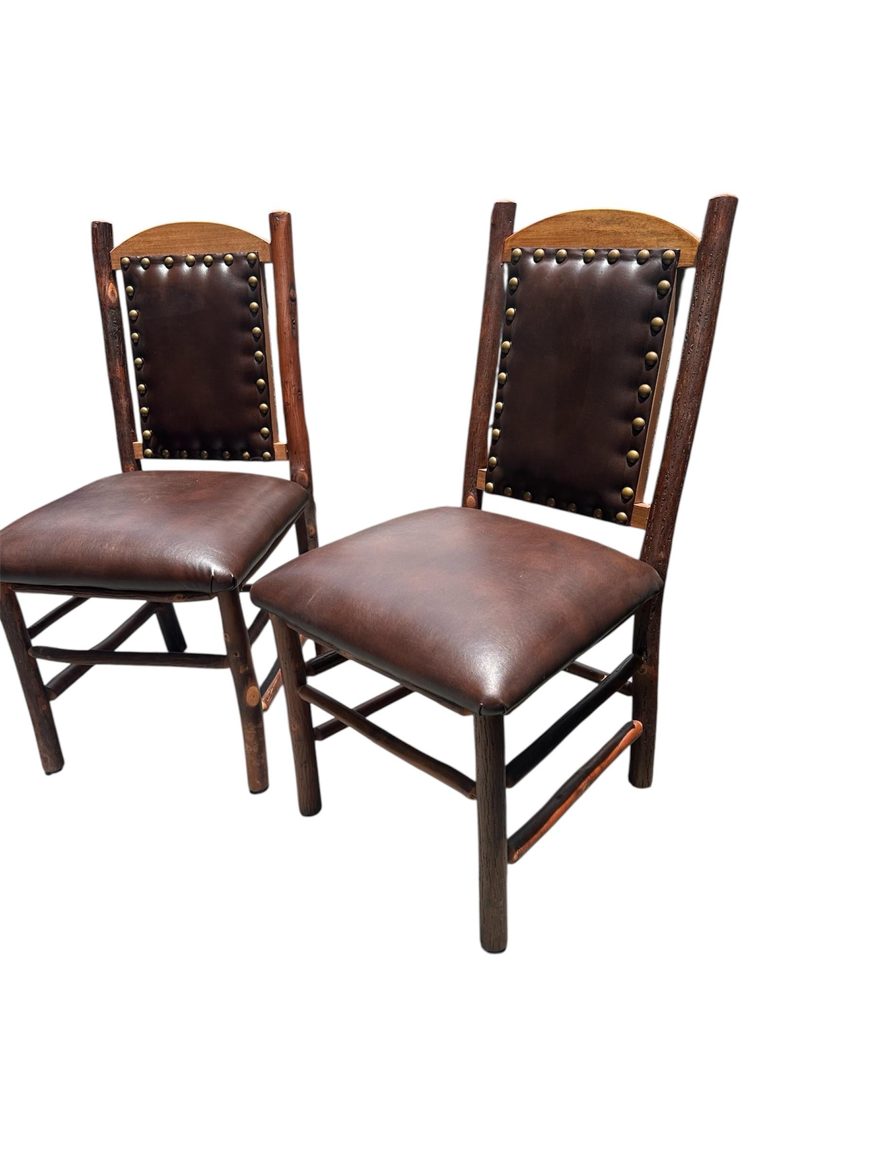 Old Hickory Pagosa Side Chairs, Braunes Leder, Navajo Polsterung. (21. Jahrhundert und zeitgenössisch) im Angebot