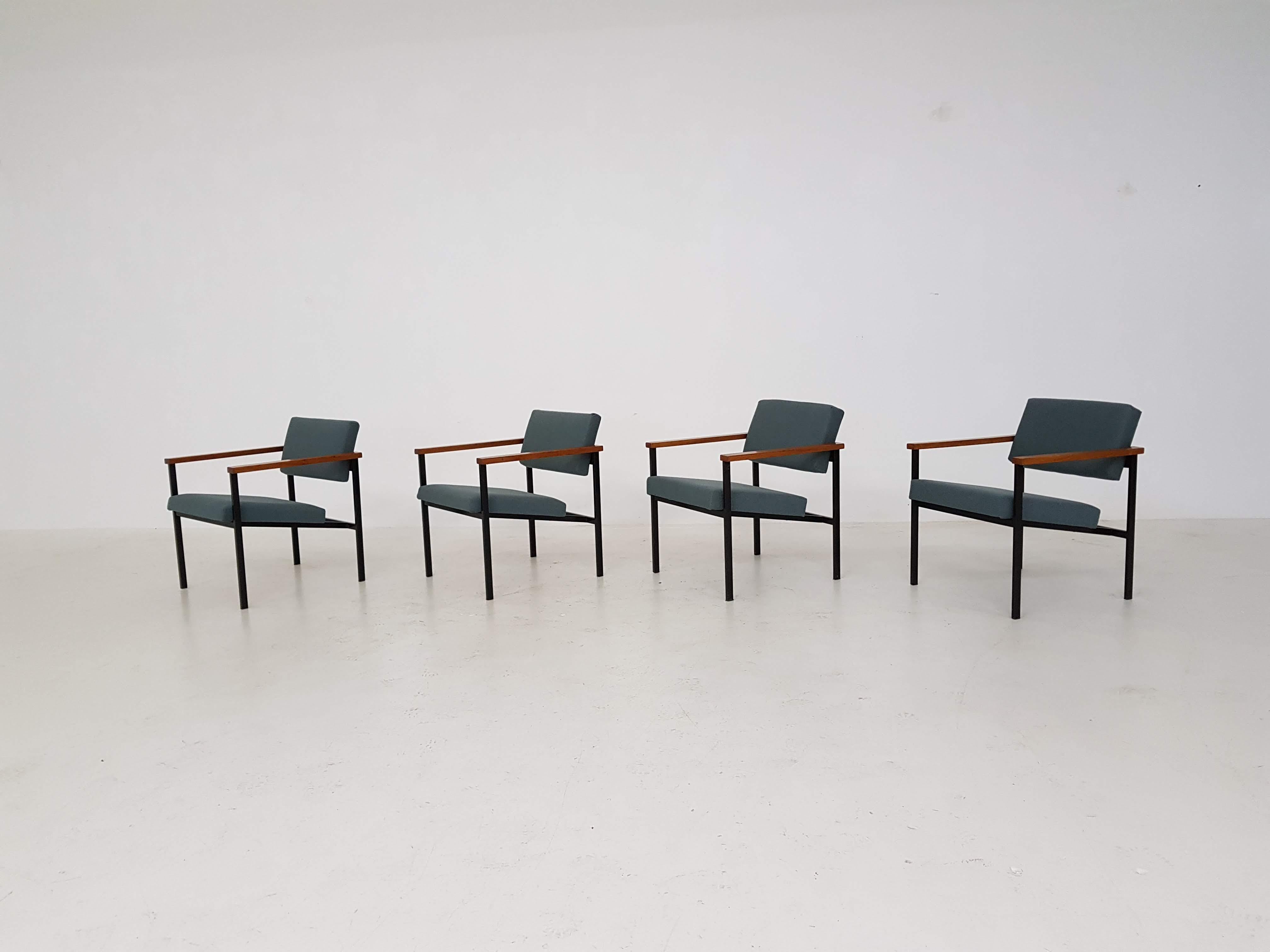 Black metal frame with wooden arm rests. New filling and new green upholstery.

Measure: Width 58 cm; seating: 47 cm
Depth 60 cm; seating 43 cm
Height 66 cm; seating 40 cm.
