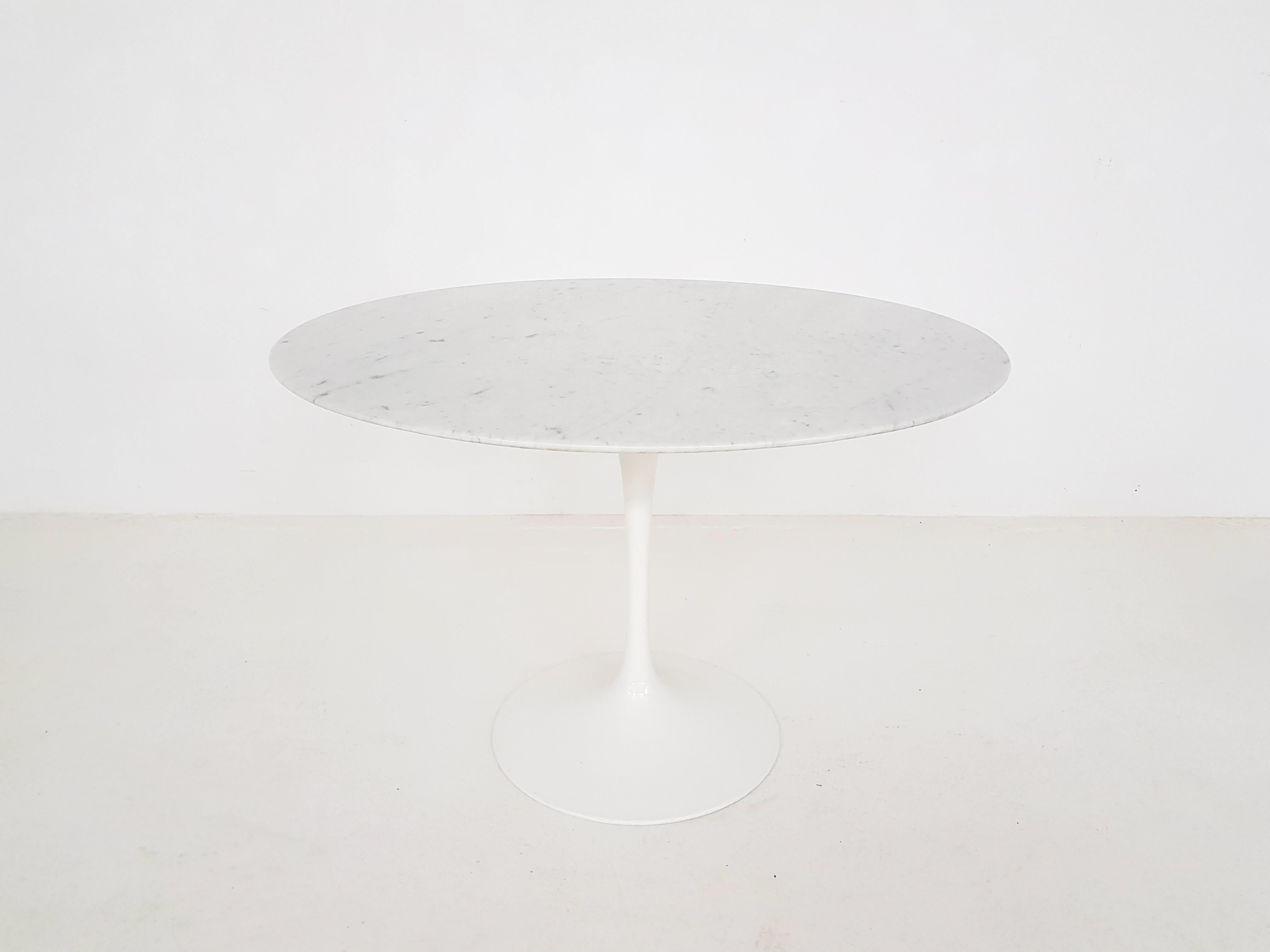 Original vintage marble Eero Saarinen tulip dining table for Knoll International, 1970s.

This is an authentic and fully original dining table from Eero Saarinen for Knoll International. It has the beautiful marble top with polyester coating and