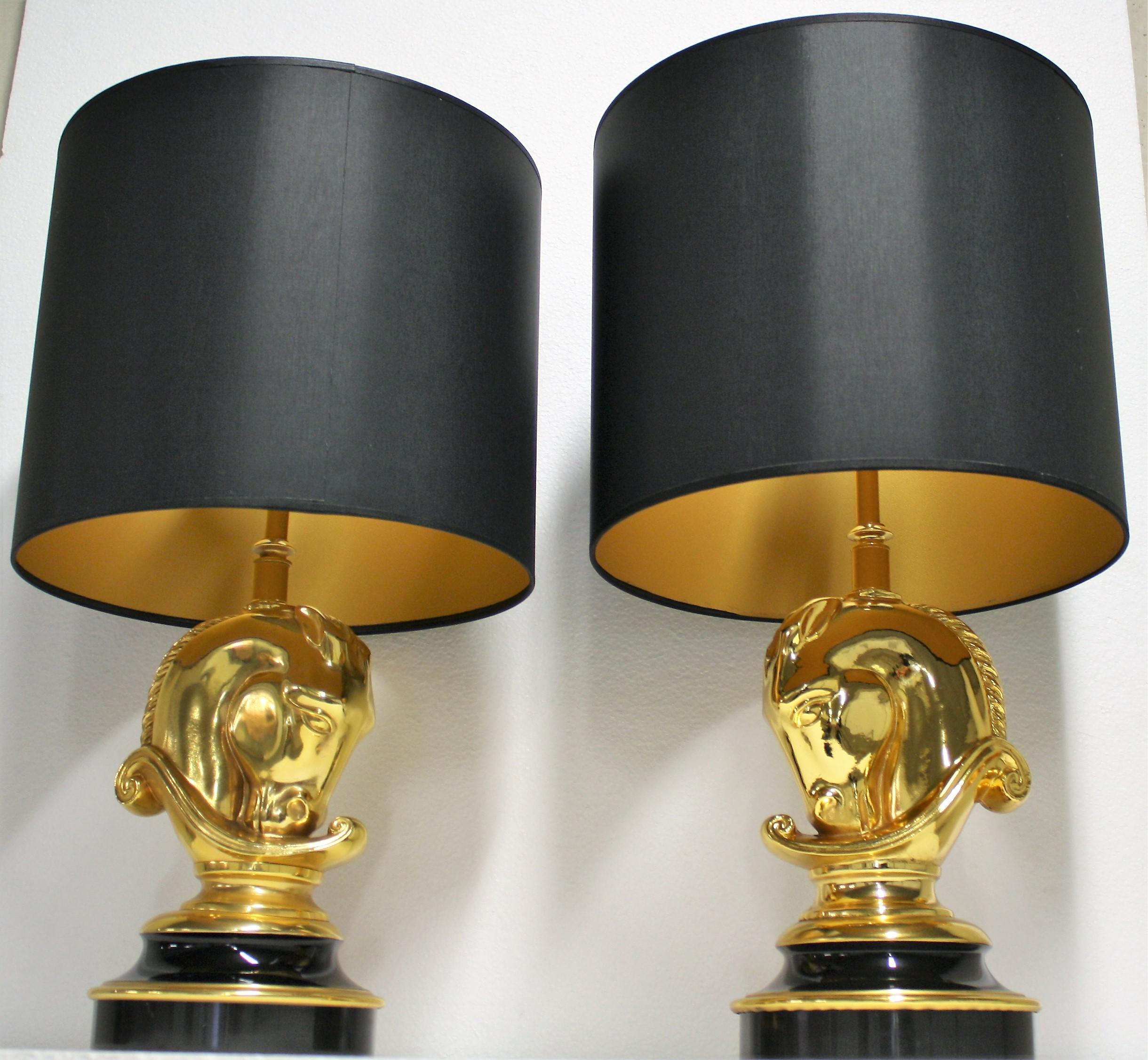Ein Paar Vintage-Pferdekopf-Tischlampen von Deknudt. 

Hollywood-Regency-Stil. 

Hergestellt aus Messing und Metall. 

Zur Verwendung mit einer E14- und zwei E27-Lampen;

. Die drei Lampen können separat beleuchtet werden. 

Geliefert mit neuen