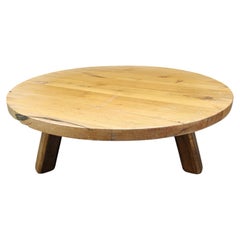Großer dreibeiniger runder Couchtisch aus Holz im Brutalismus, 1960er Jahre