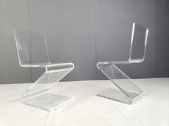 Pareja de sillas de comedor Zigzag de plexiglás, años 80