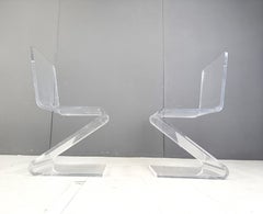 Pareja de sillas de comedor Zigzag de plexiglás, años 80
