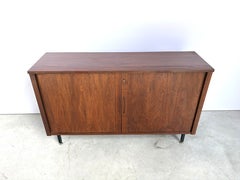 Meuble à portes à tambour du milieu du siècle, années 1960. Joli meuble du milieu du siècle doté de deux
