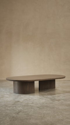 Mesa de centro ovalada «Fundamenta 11 Big» de madera maciza oscura, de Nono