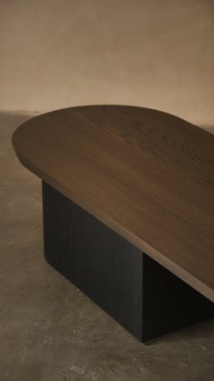 Mesa de centro ovalada «Fundamenta 11 Small» de madera maciza oscura, de Nono