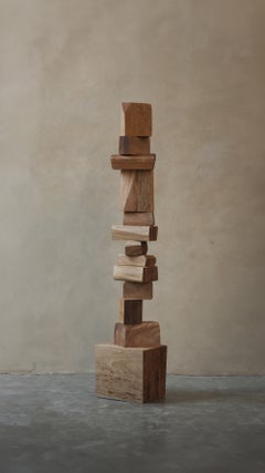 Still Stand No64: Totem biomorfo in Oak intagliato di NONO, Arte Moderna Escalona
