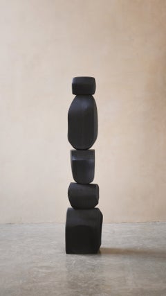 Totem astratto moderno in legno con supporto No69 di NONO, Joel Escalona Crafted
