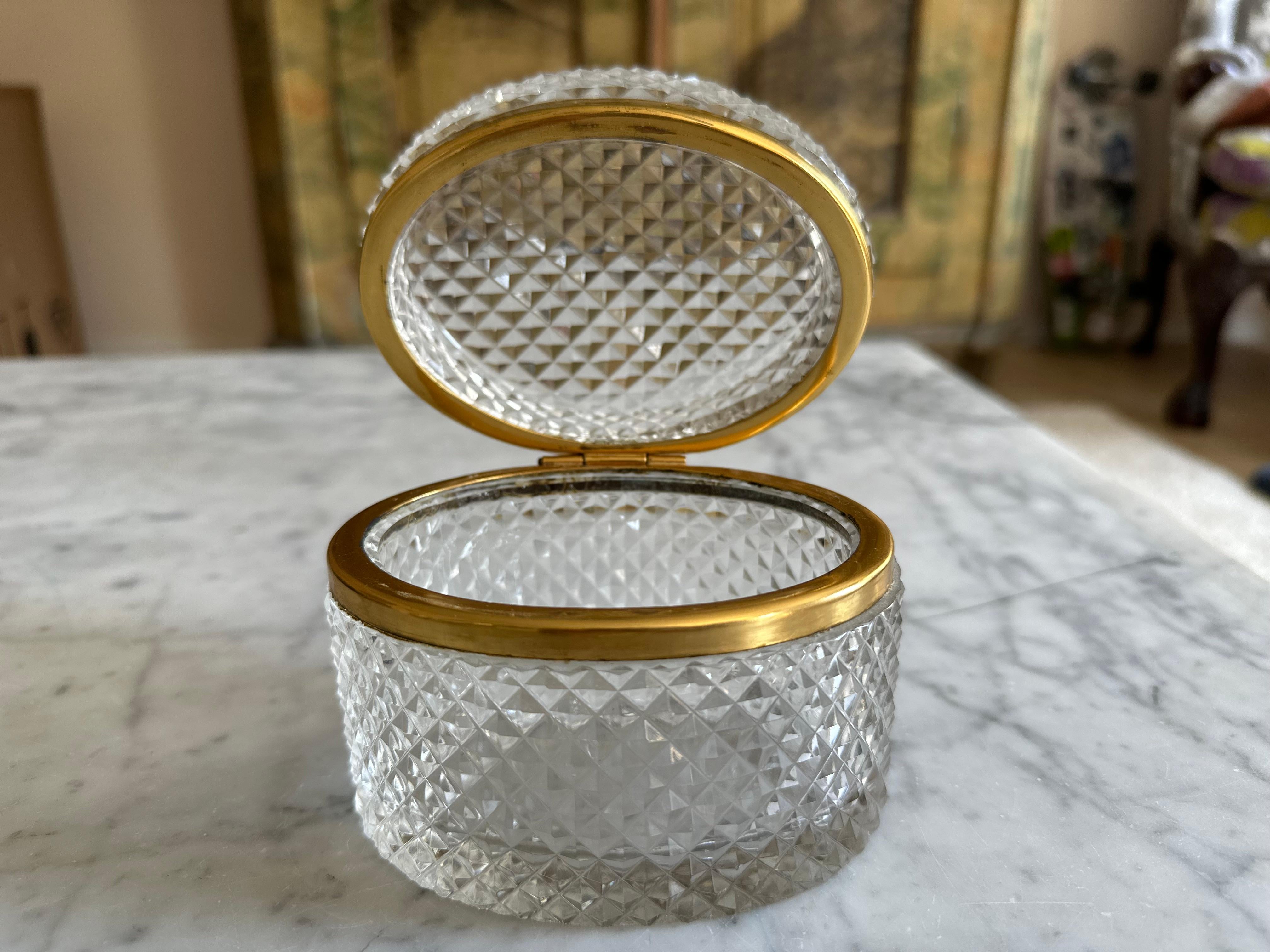 Ovale französische Kristallglas-Schmuckschatulle aus der Jahrhundertmitte mit vergoldetem Metallrand (Europäisch) im Angebot