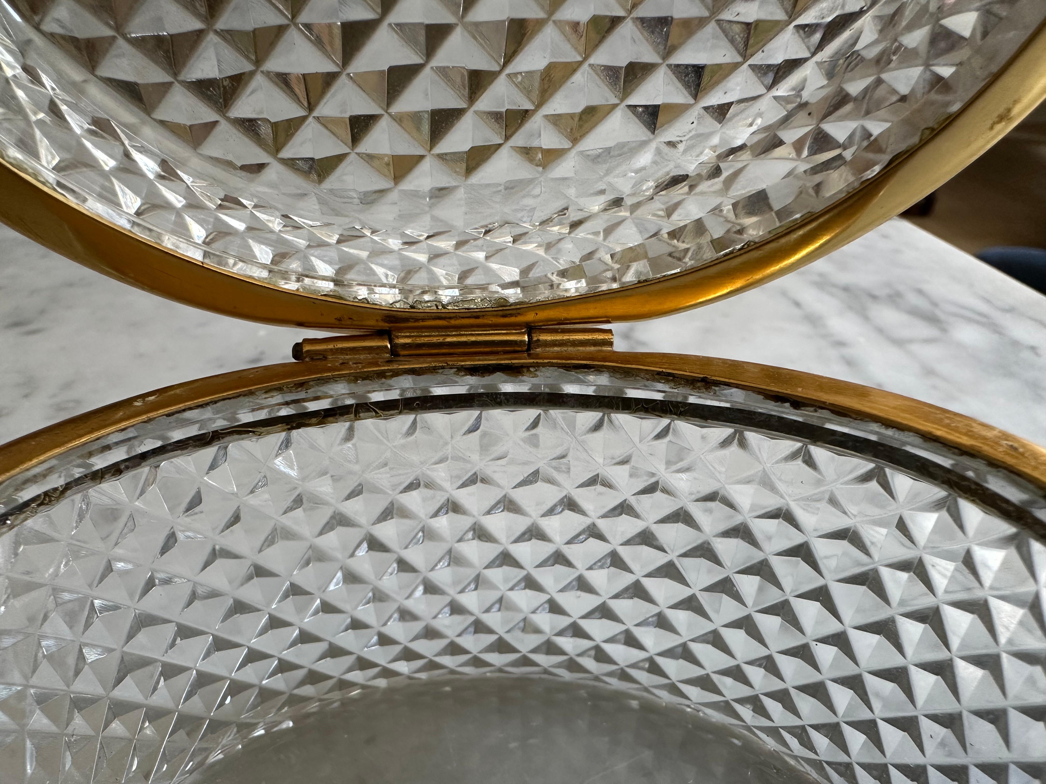Ovale französische Kristallglas-Schmuckschatulle aus der Jahrhundertmitte mit vergoldetem Metallrand im Zustand „Gut“ im Angebot in Hamburg, DE