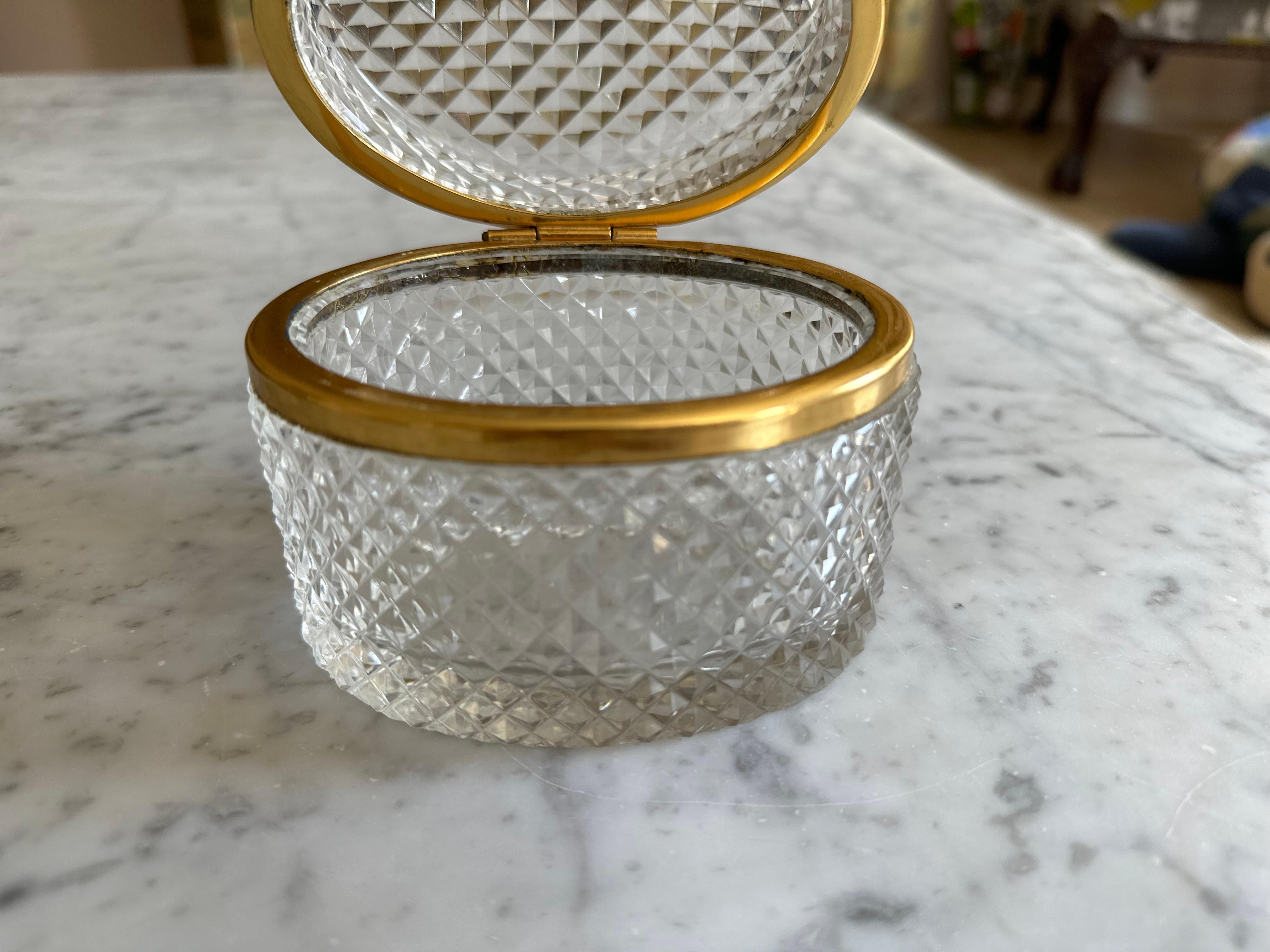 Ovale französische Kristallglas-Schmuckschatulle aus der Jahrhundertmitte mit vergoldetem Metallrand (Glas) im Angebot