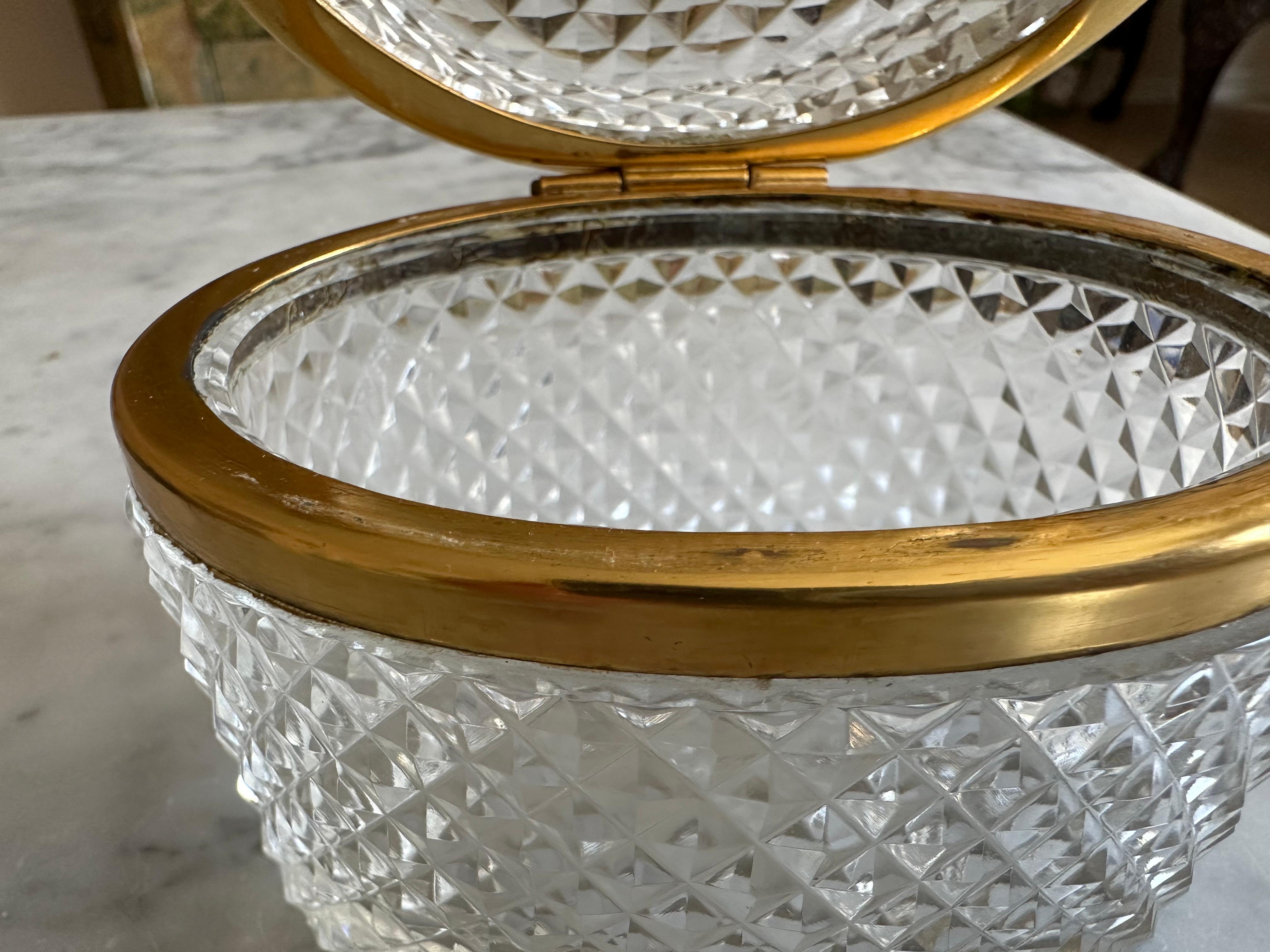 Ovale französische Kristallglas-Schmuckschatulle aus der Jahrhundertmitte mit vergoldetem Metallrand (Mitte des 20. Jahrhunderts) im Angebot