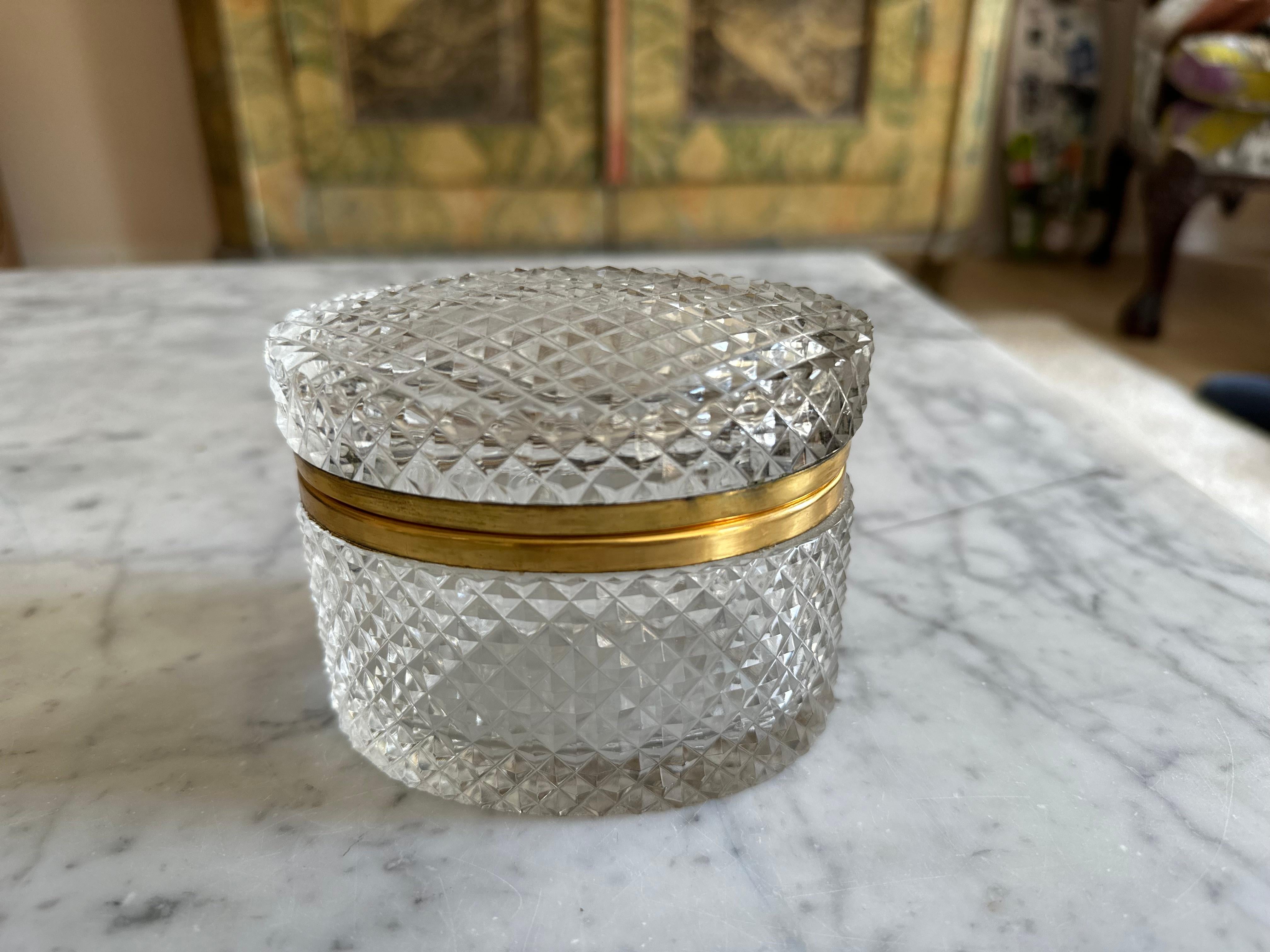 Ovale französische Kristallglas-Schmuckschatulle aus der Jahrhundertmitte mit vergoldetem Metallrand (Moderne der Mitte des Jahrhunderts) im Angebot