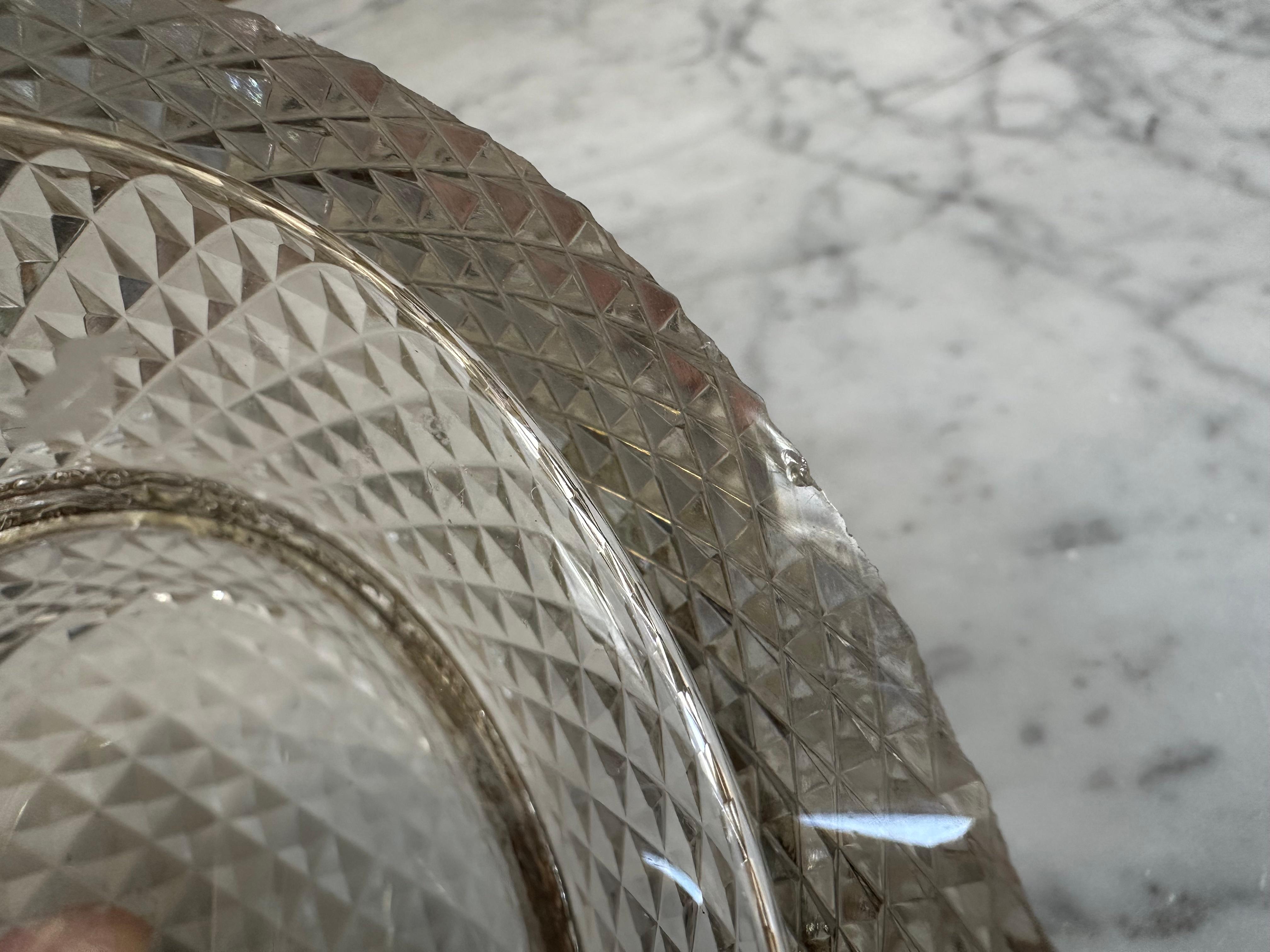 Ovale französische Kristallglas-Schmuckschatulle aus der Jahrhundertmitte mit vergoldetem Metallrand im Angebot 5