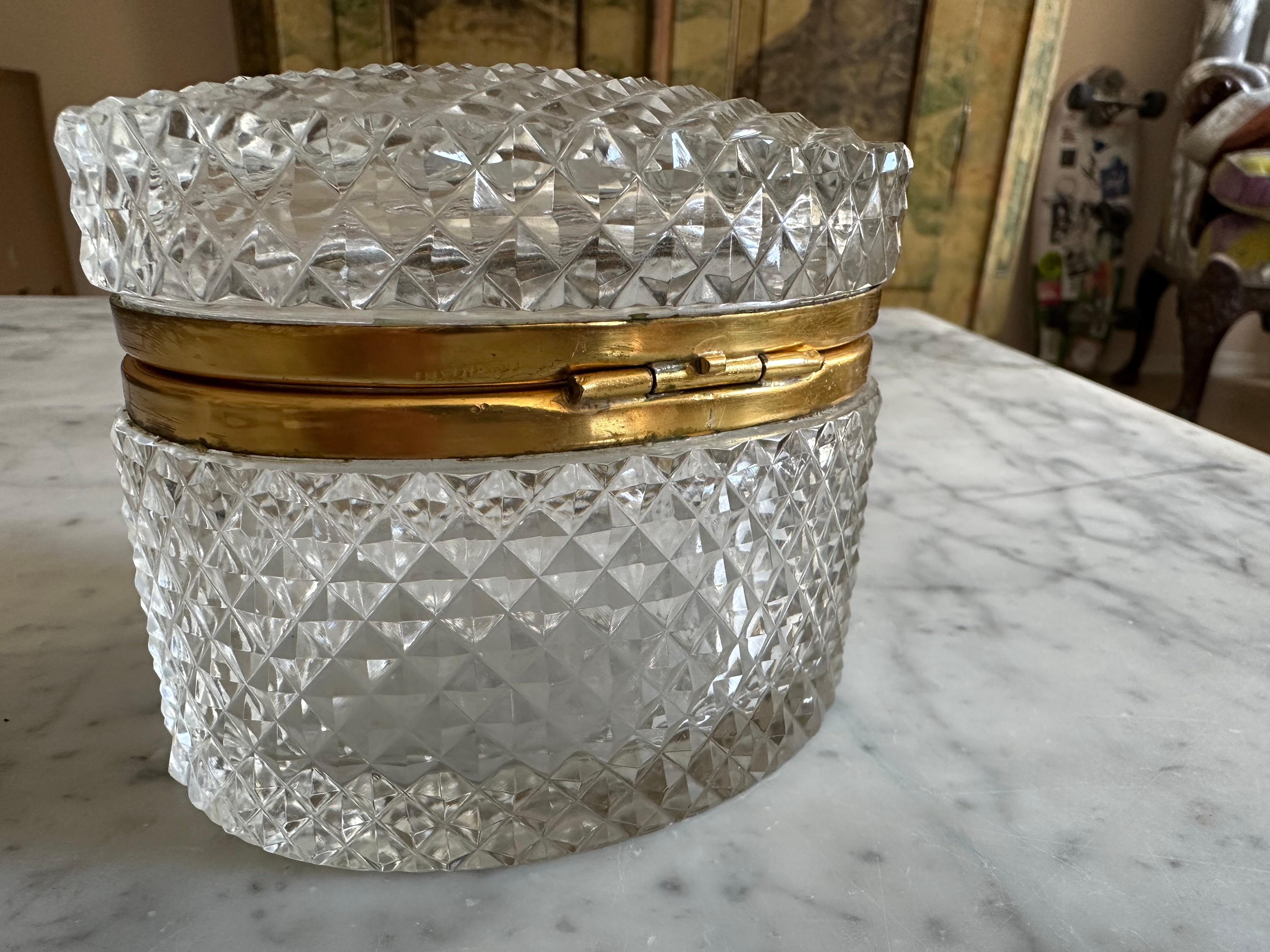 Ovale französische Kristallglas-Schmuckschatulle aus der Jahrhundertmitte mit vergoldetem Metallrand im Angebot 2