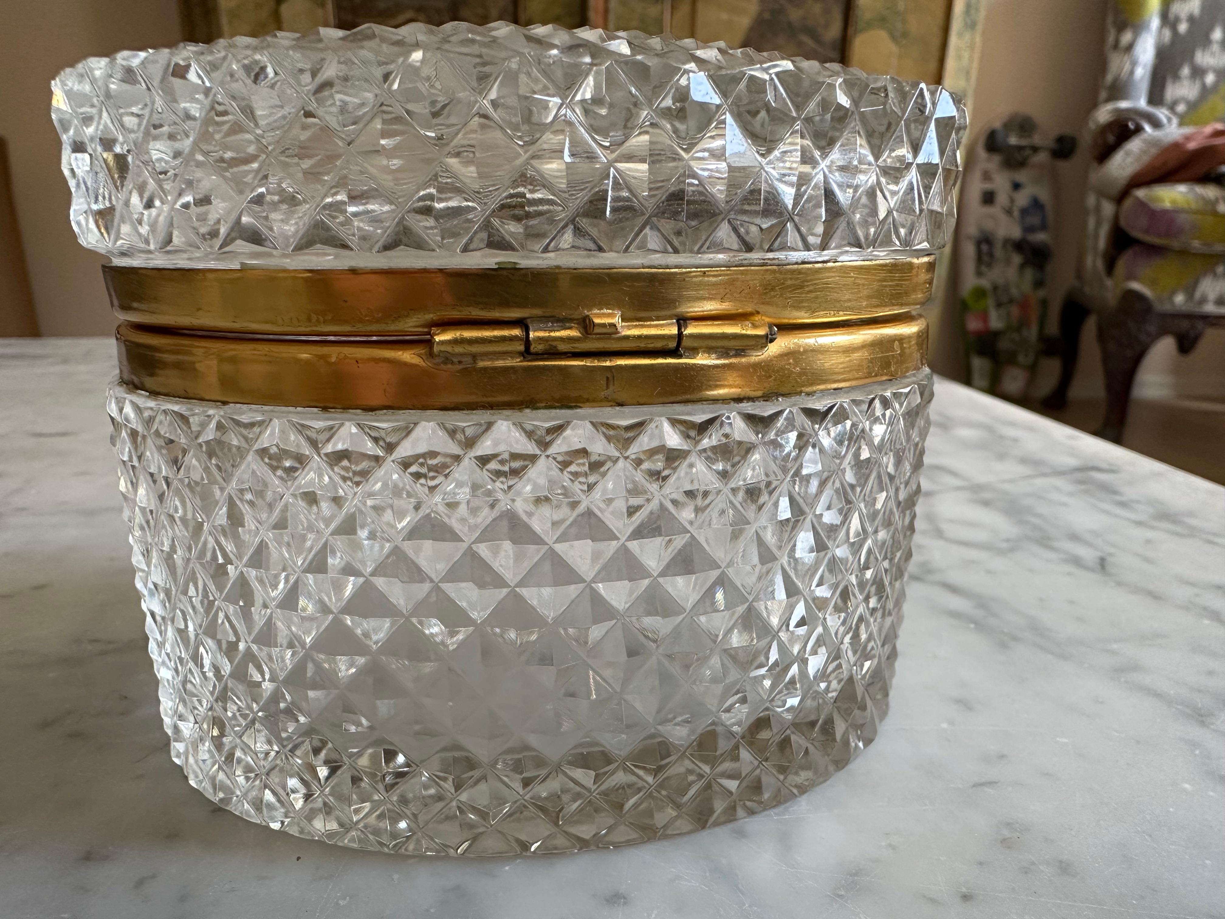 Ovale französische Kristallglas-Schmuckschatulle aus der Jahrhundertmitte mit vergoldetem Metallrand im Angebot 3