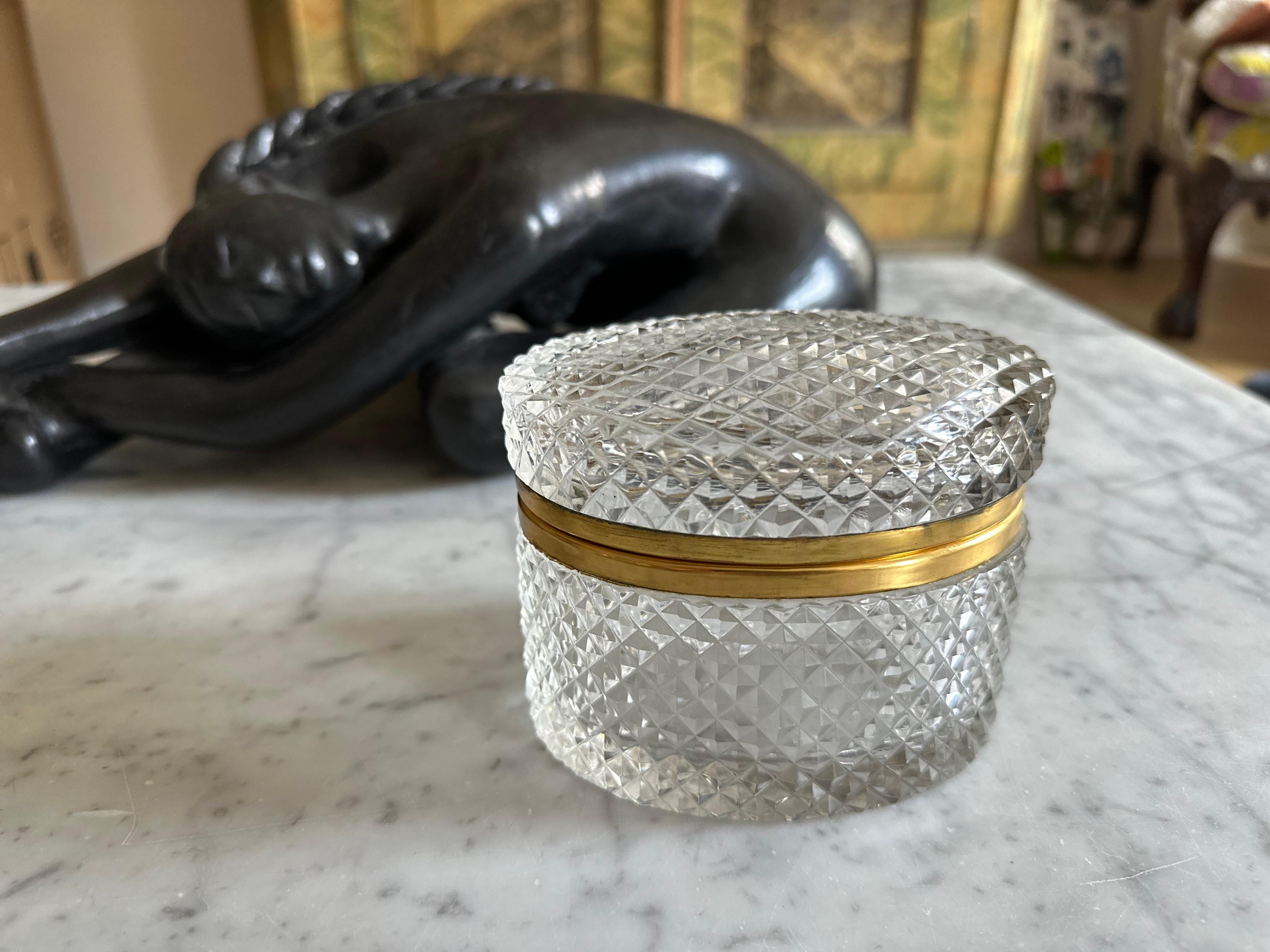 Ovale französische Kristallglas-Schmuckschatulle aus der Jahrhundertmitte mit vergoldetem Metallrand im Angebot 6