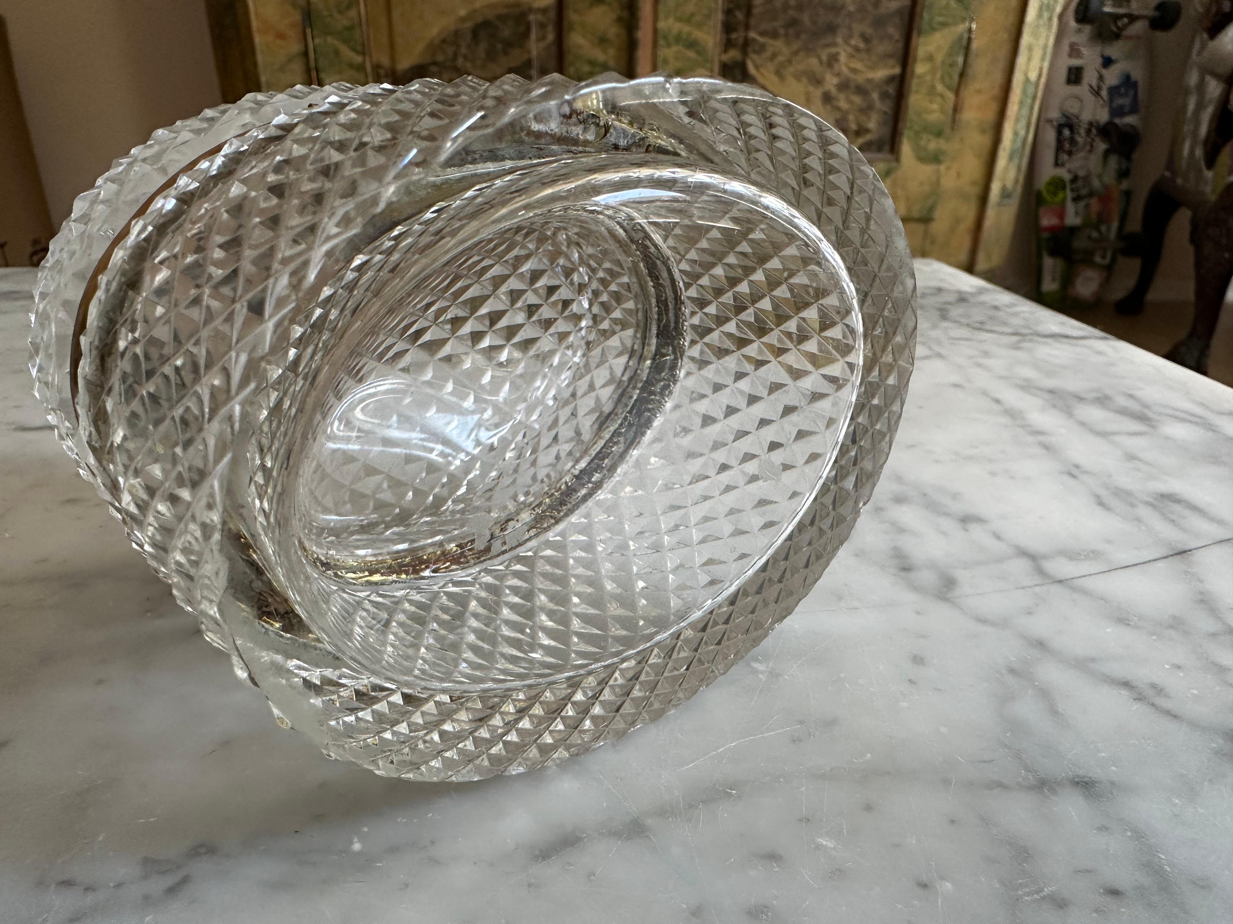 Ovale französische Kristallglas-Schmuckschatulle aus der Jahrhundertmitte mit vergoldetem Metallrand im Angebot 4