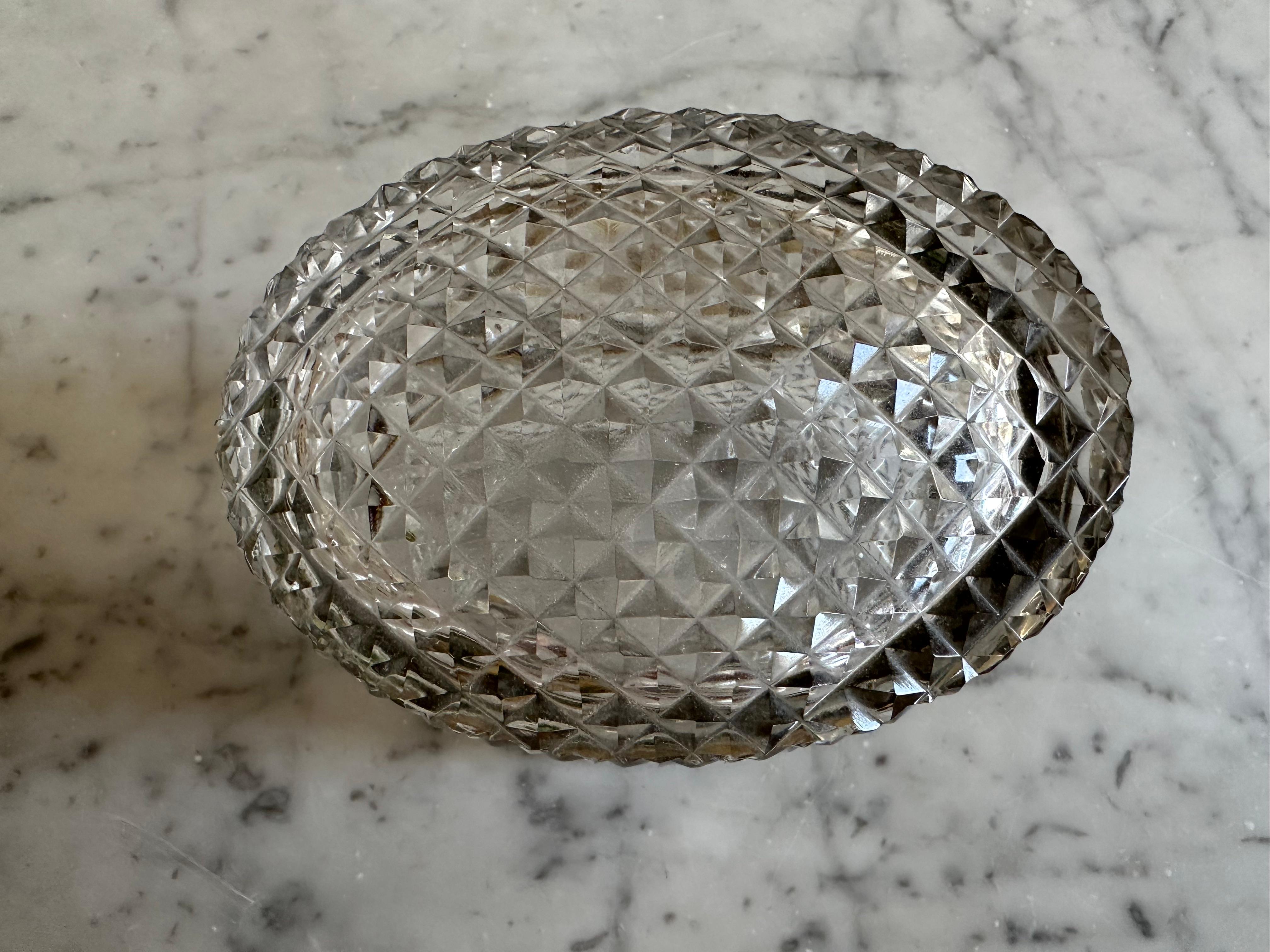 Ovale französische Kristallglas-Schmuckschatulle aus der Jahrhundertmitte mit vergoldetem Metallrand im Angebot 1