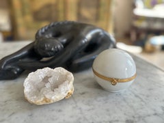 Scatola a forma di mappamondo in porcellana di Limoges, con montatura dorata, XX secolo
