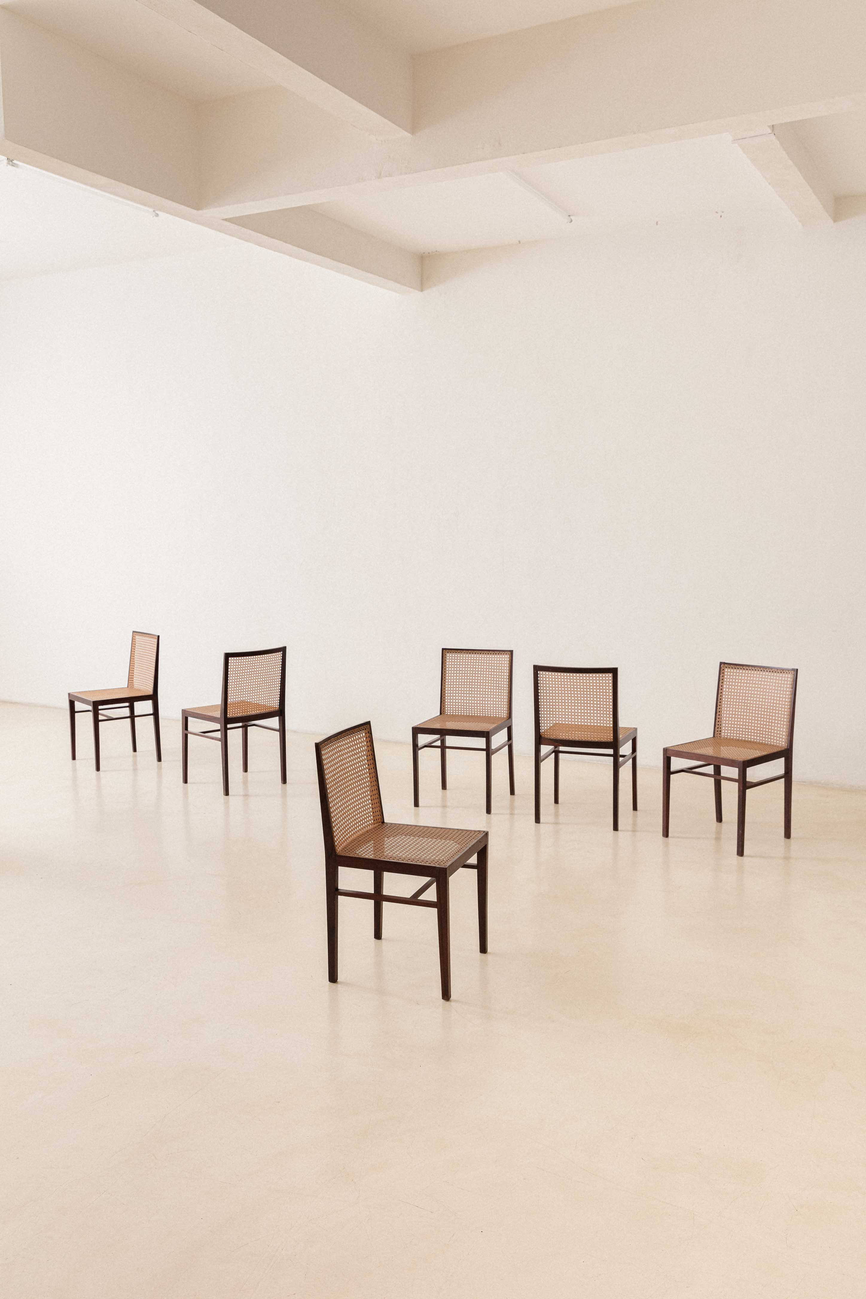 Ensemble de six chaises de salle à manger en bois de rose et rotin, design brésilien du milieu du siècle, années 1960