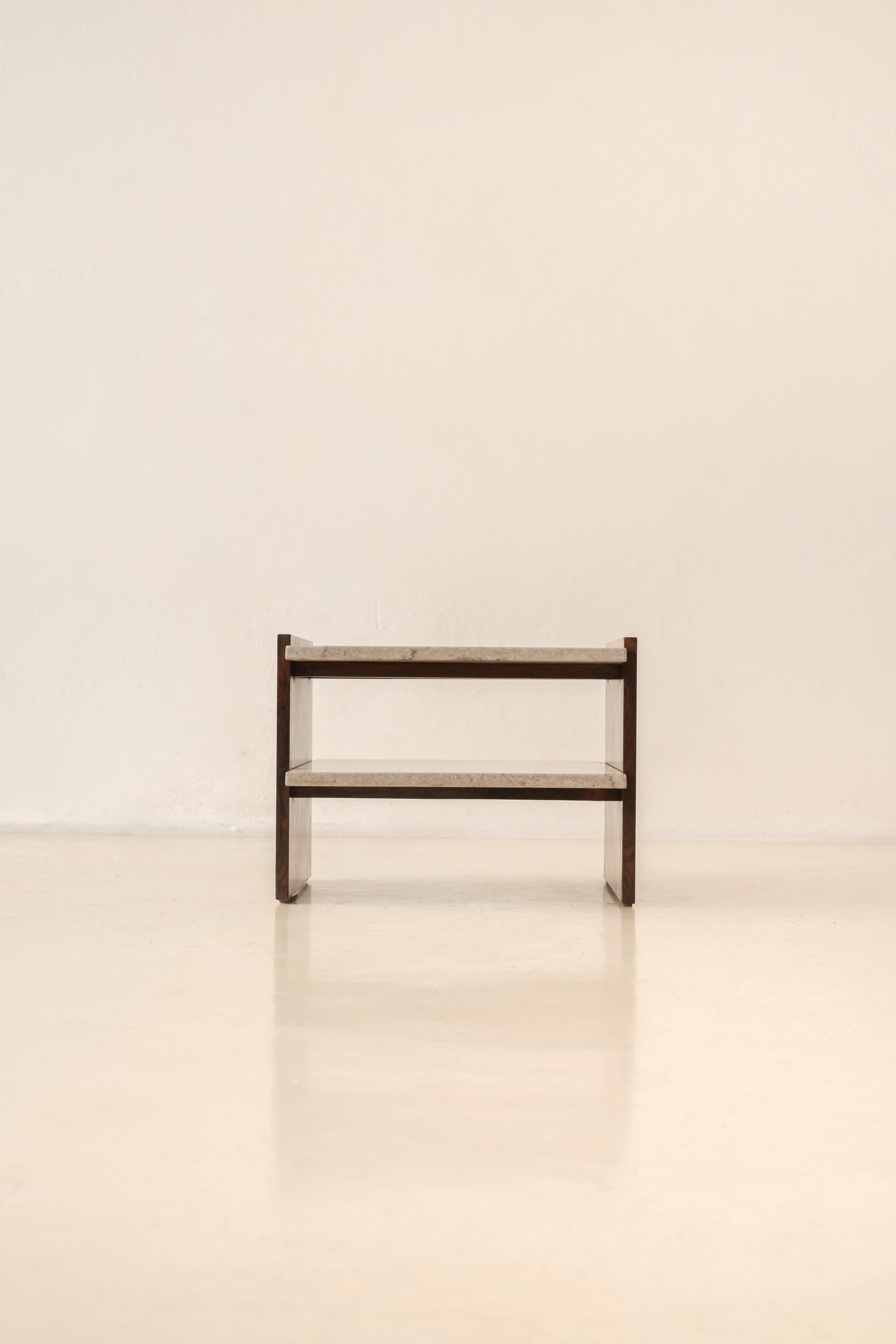 Produit dans les années 1960 par Celina Decorações, ce meuble de bar présente des caractéristiques simples et fonctionnelles. Construite sur deux pieds en palissandre massif fixés sur le côté de la caisse principale, l'armoire est en contreplaqué,