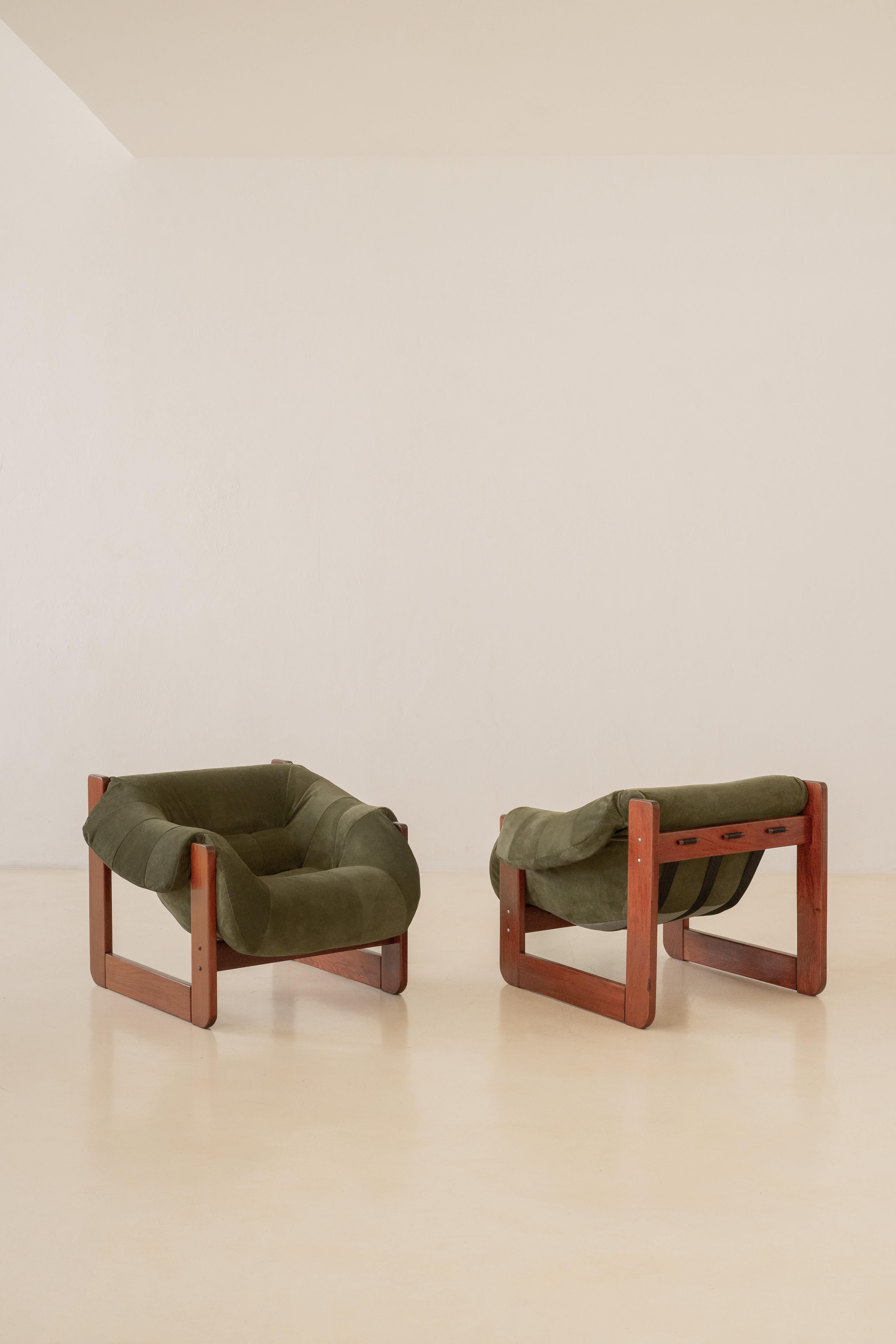 Dans ses conceptions, Percival Lafer a recherché l'ergonomie et le confort. Cette paire de chaises longues MP-97 de Percival Lafer se compose d'une structure en bois massif et d'une seule pièce d'assise en mousse libre. Son design et sa construction