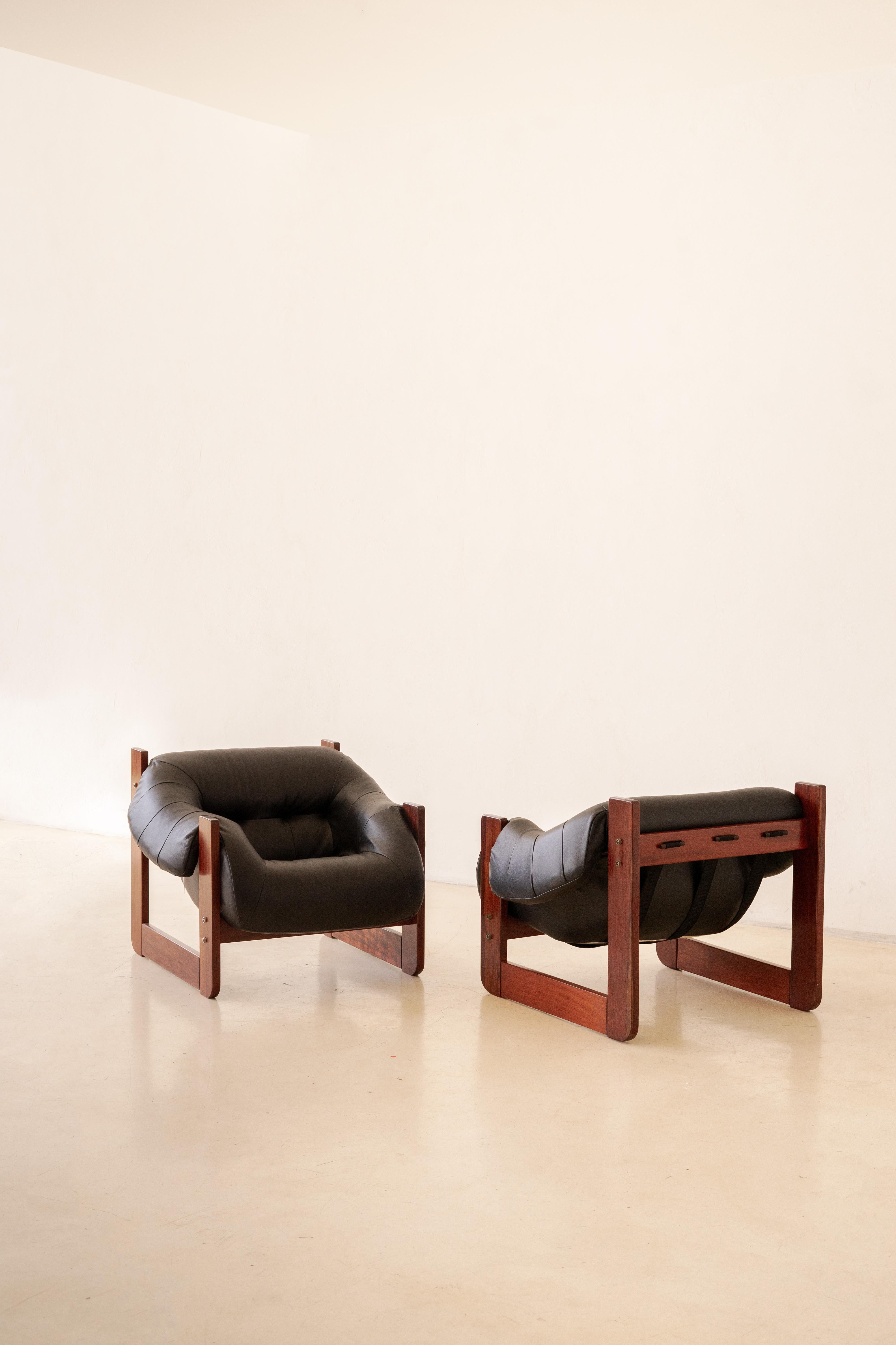 Dans ses conceptions, Percival Lafer a recherché l'ergonomie et le confort. Cette paire de chaises longues MP-97 de Percival Lafer se compose d'une structure en bois massif et d'une seule pièce d'assise en mousse libre. Son design et sa construction