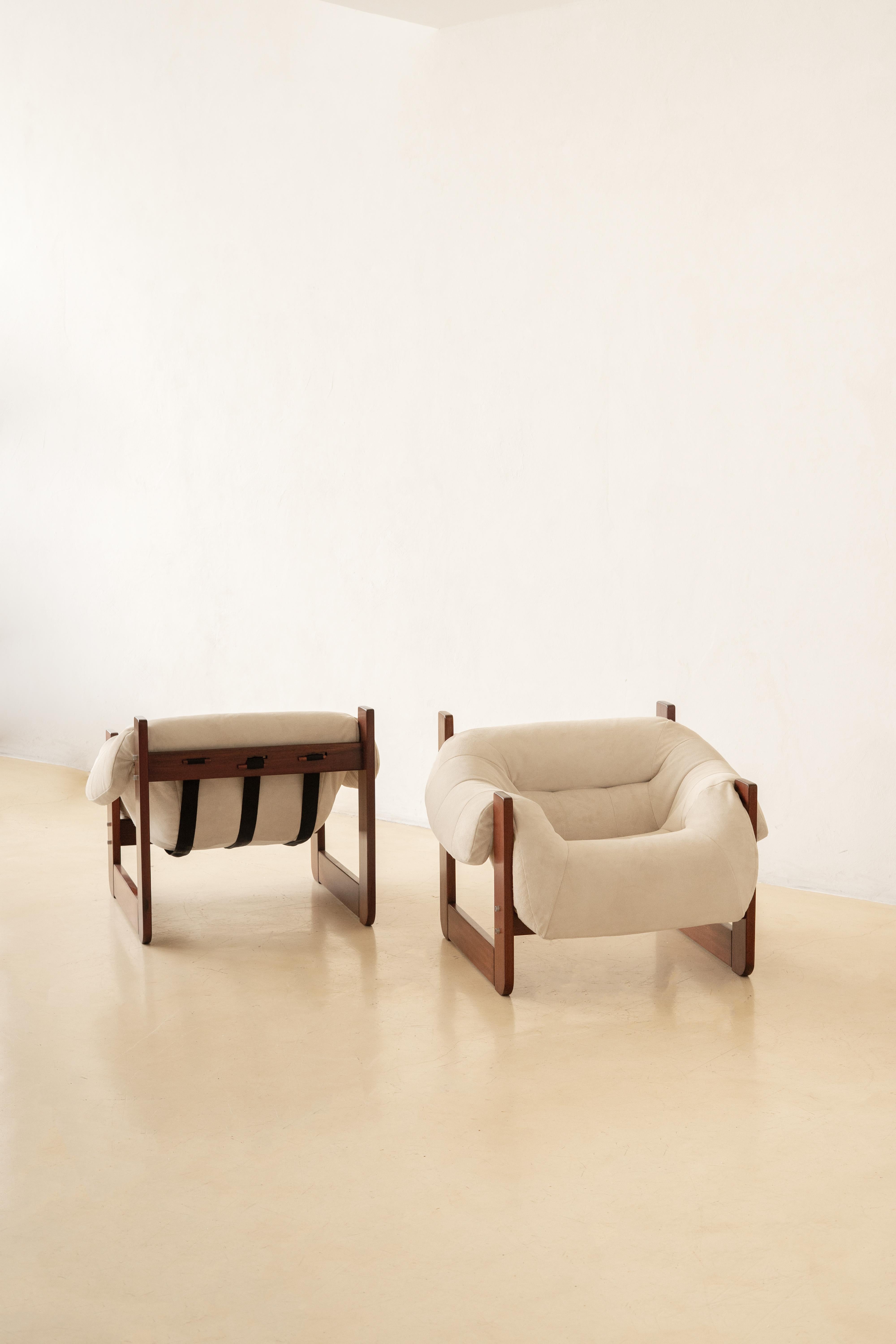 Dans ses conceptions, Percival Lafer a recherché l'ergonomie et le confort. Cette paire de chaises longues MP-97 de Percival Lafer se compose d'une structure en bois massif et d'une seule pièce d'assise en mousse libre. Son design et sa construction