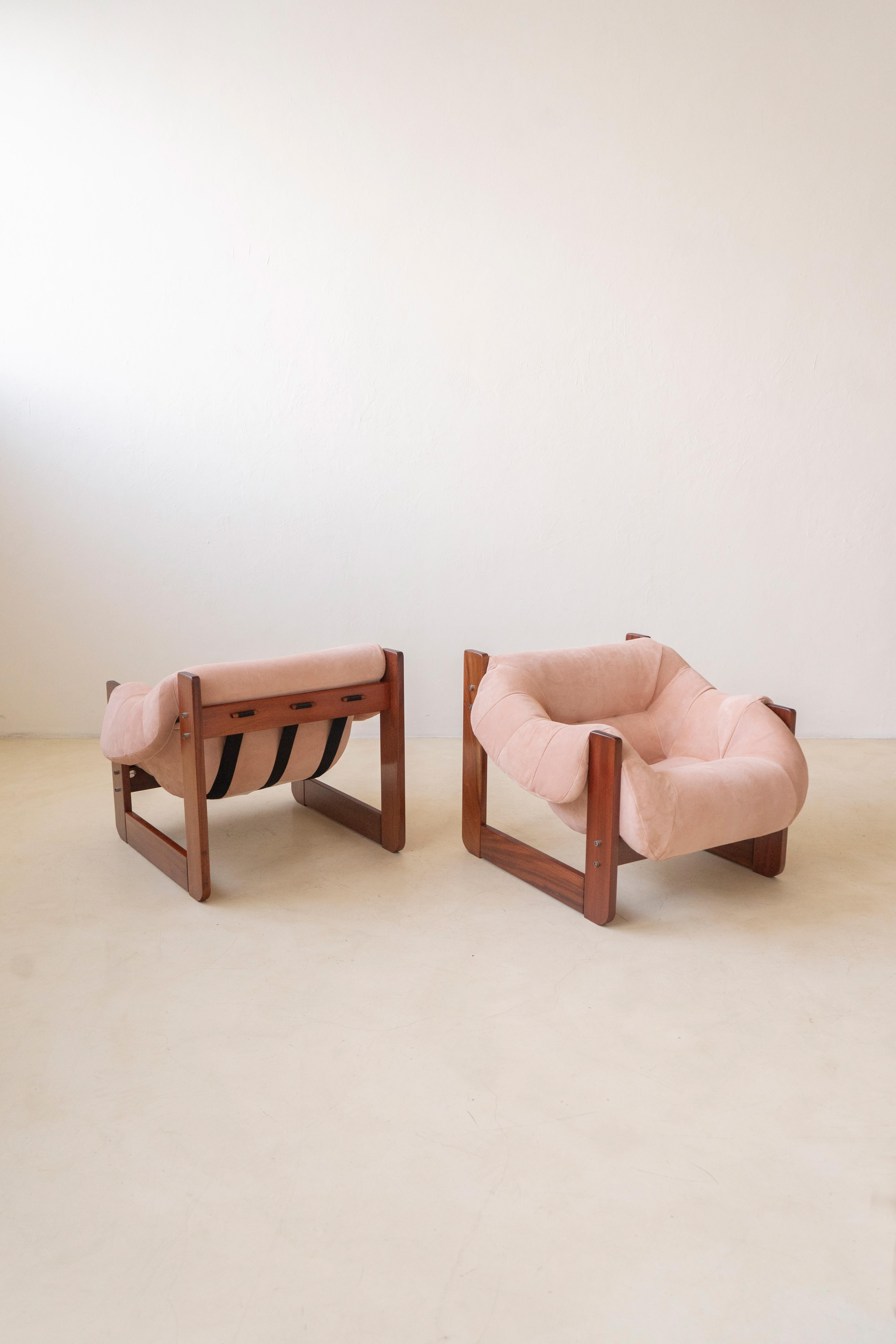 Dans ses conceptions, Percival Lafer a recherché l'ergonomie et le confort. Cette paire de chaises longues MP-97 de Percival Lafer se compose d'une structure en bois massif et d'une seule pièce d'assise en mousse libre. Son design et sa construction