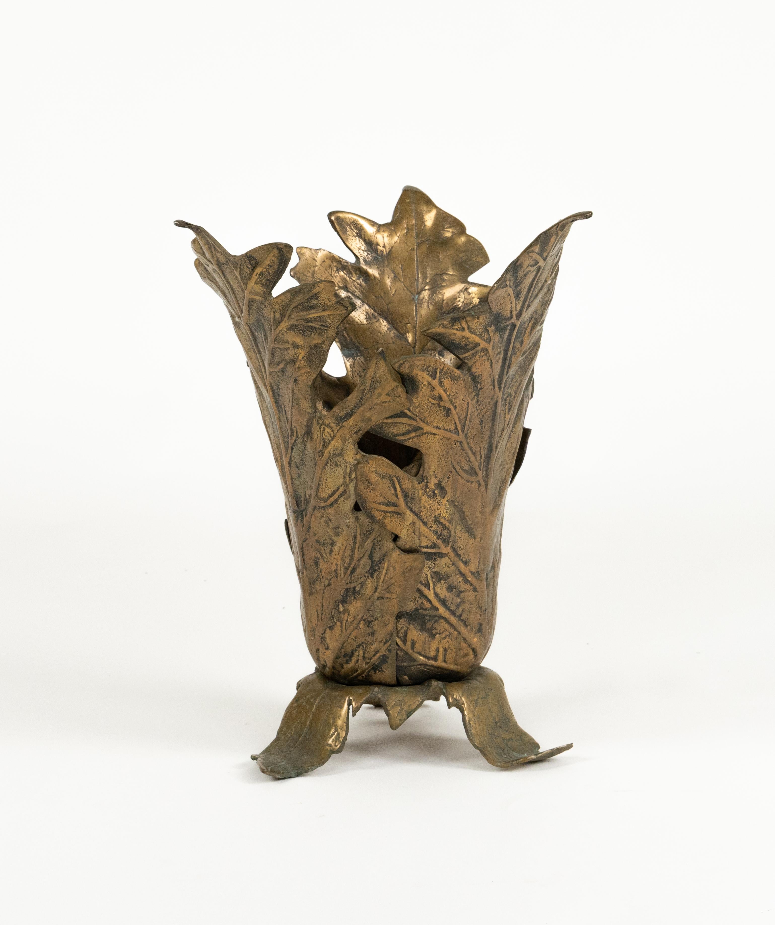 Magnifique porte-parapluie en bronze en forme de feuilles de chêne attribué à François Xavier & Claude Lalanne.

Fabriqué en France dans les années 1970.

Claude Lalanne était un sculpteur et designer français. Sa carrière est étroitement liée au