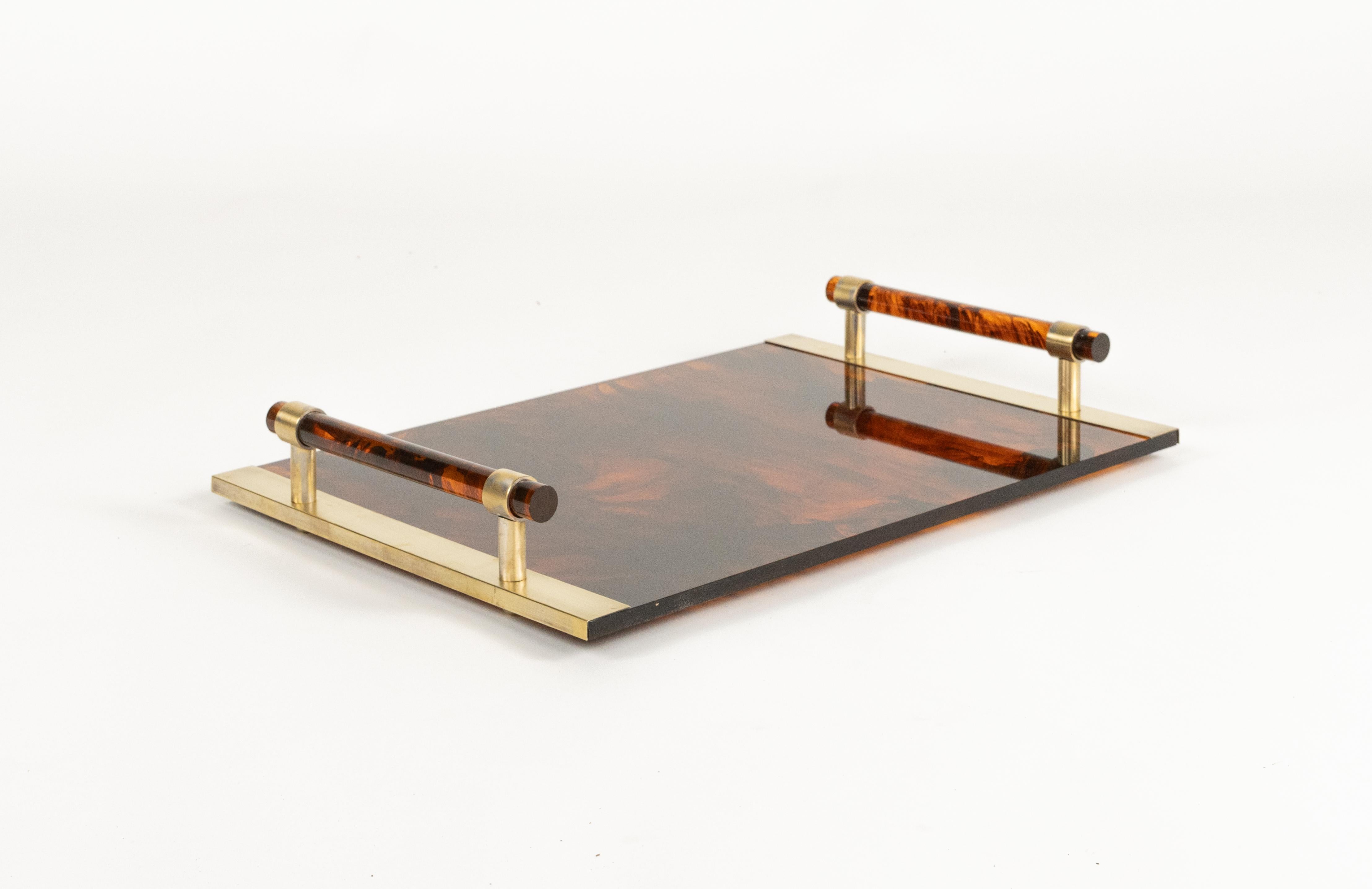 Serviertablett aus Schildpatt-Kunstleder, Lucite und Messing, Christian Dior-Stil, Italien 1970 (Moderne der Mitte des Jahrhunderts) im Angebot