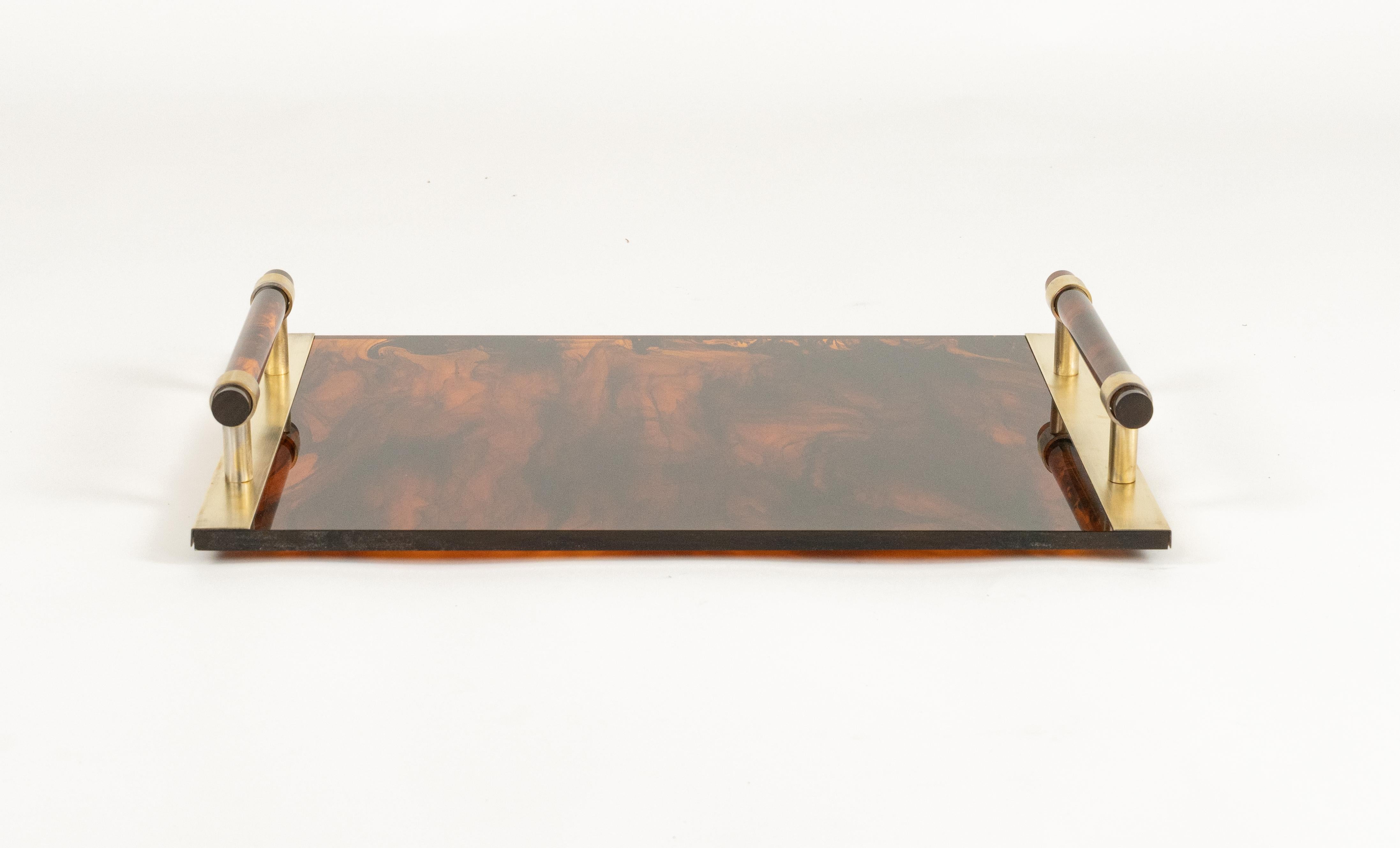 Serviertablett aus Schildpatt-Kunstleder, Lucite und Messing, Christian Dior-Stil, Italien 1970 (Italienisch) im Angebot