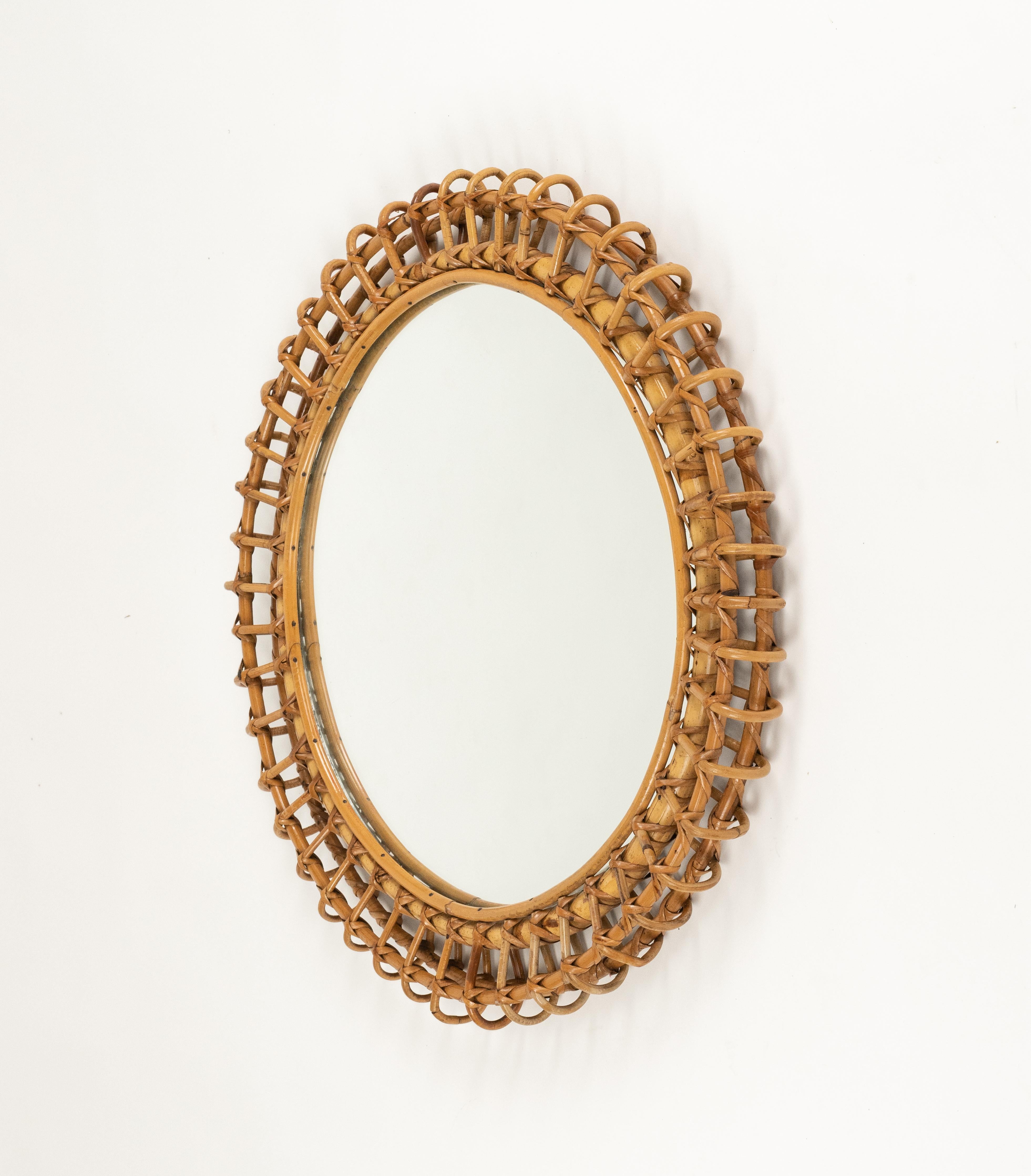 Espejo de pared redondo de mediados de siglo Estilo bambú y ratán Franco Albini, Italia Años 60 Hecho a mano en venta