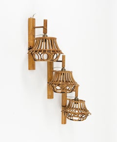 Conjunto de tres apliques de ratán y bambú de mediados de siglo, estilo Louis Sognot, Italia, década de 1960