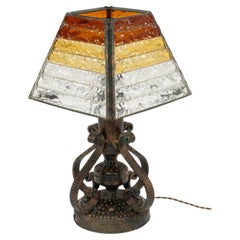 Lámpara de mesa de mediados de siglo, de hierro y cristal martillado, estilo lombardo, Italia, década de 1970