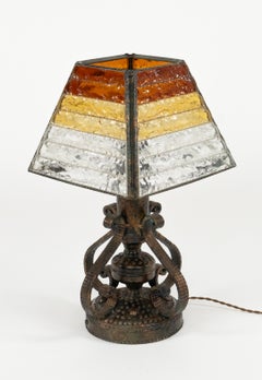Lámpara de mesa de mediados de siglo, de hierro y cristal martillado, estilo lombardo, Italia, década de 1970