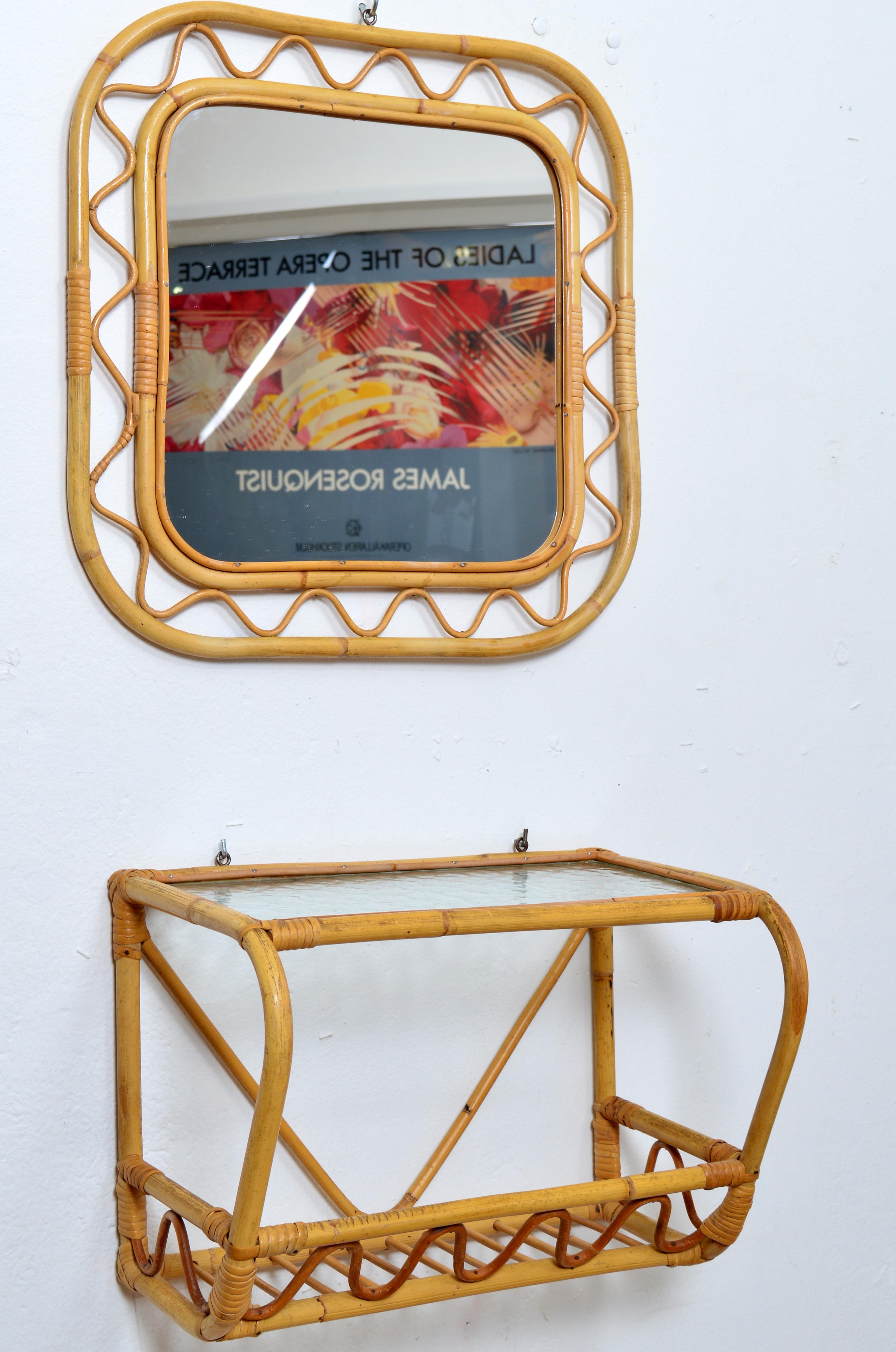 Scandinave moderne Miroir mural et étagère en rotin osier bambou Svenskt Tenn, Suède, années 1950 en vente