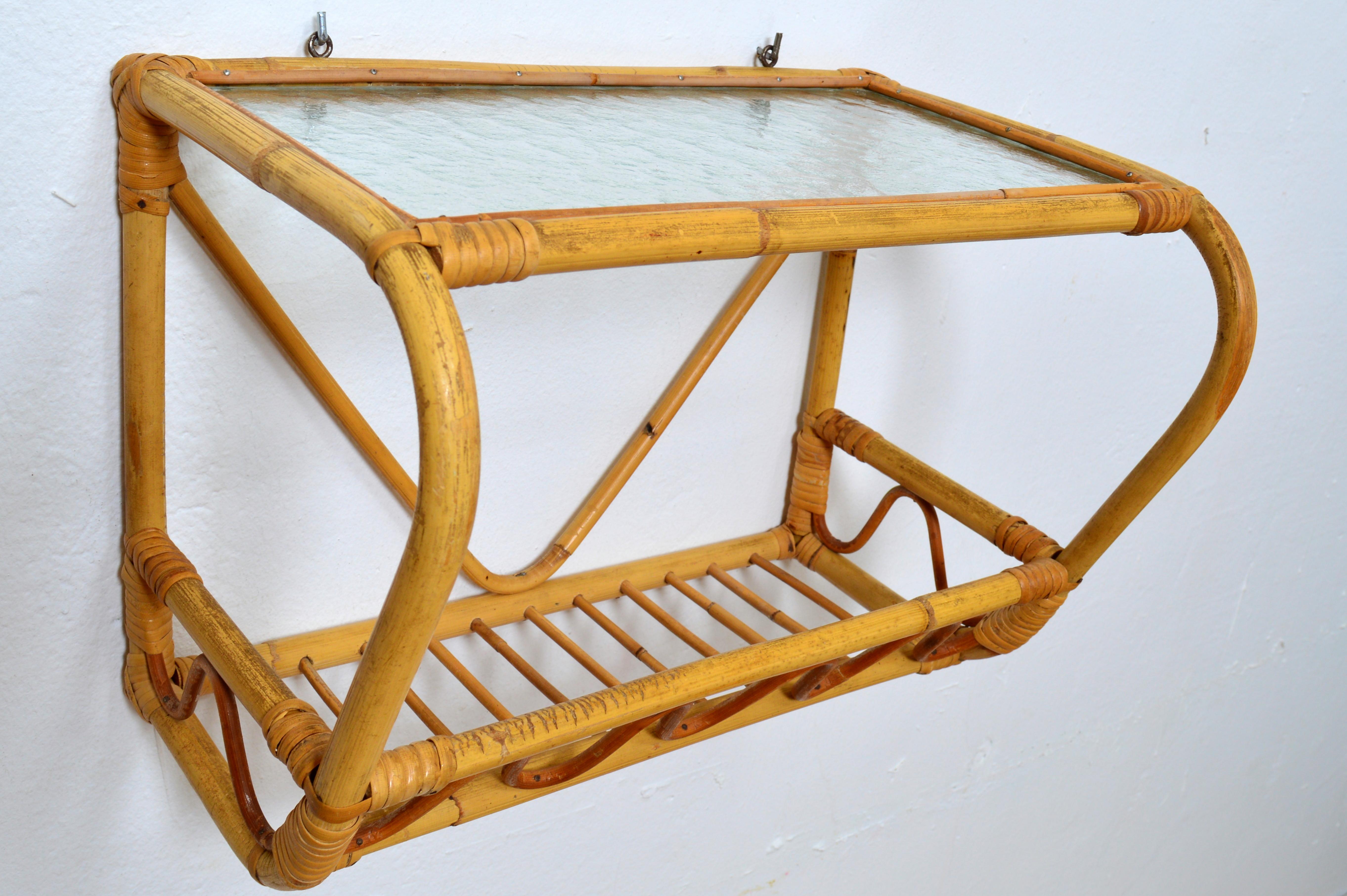Miroir mural et étagère en rotin osier bambou Svenskt Tenn, Suède, années 1950 Bon état - En vente à Stockholm, SE