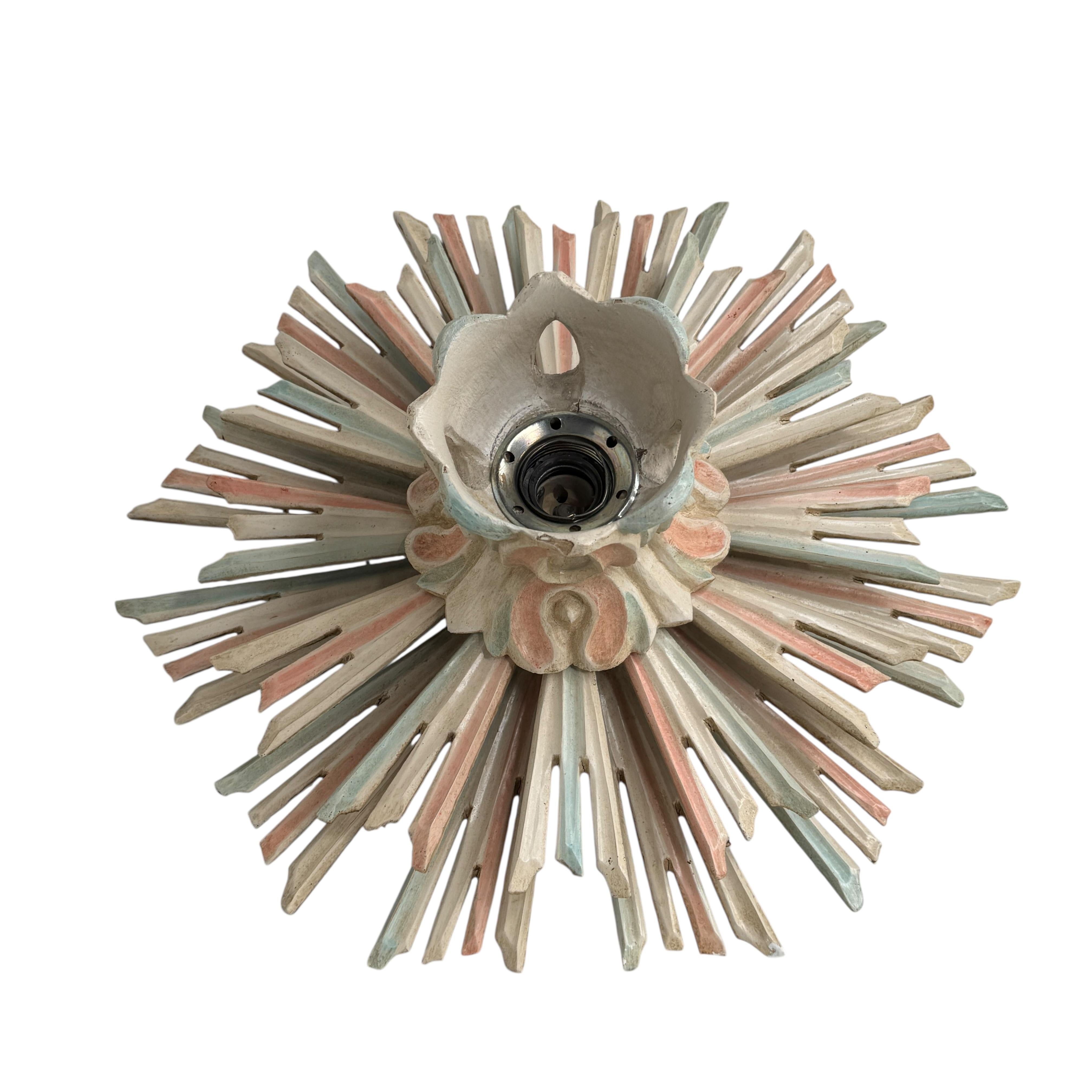 Magnifique porte d'encastrement en bois pastel multicolore fabriquée à la main. Fabriqué en Italie par un ouvrier du bois. Superbe encastrement en forme d'étoile ensoleillée avec une seule lumière. Le luminaire nécessite une ampoule européenne E27 /