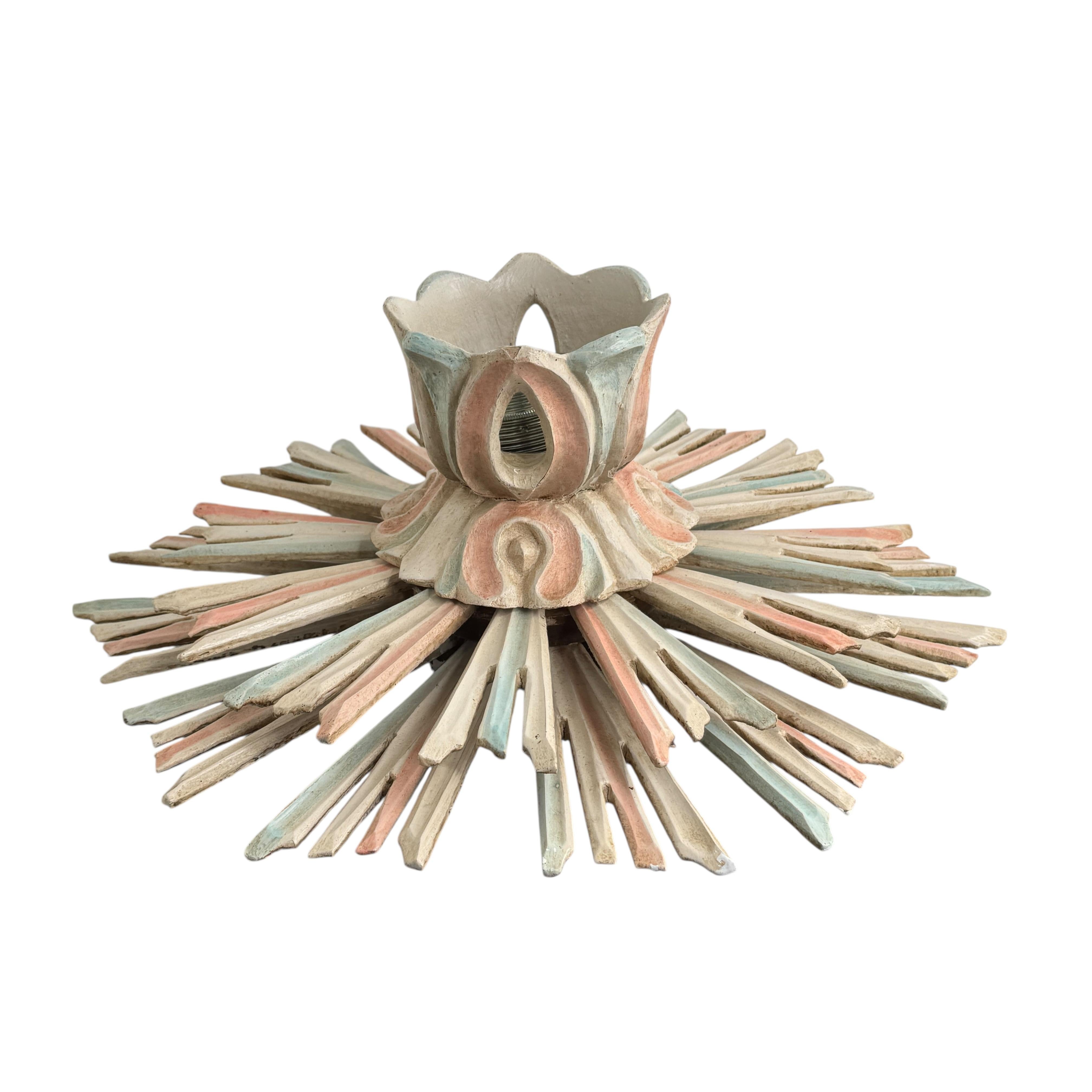 Hollywood Regency Plafonnier en bois à étoiles et soleil en forme de Florentine 1960s en vente