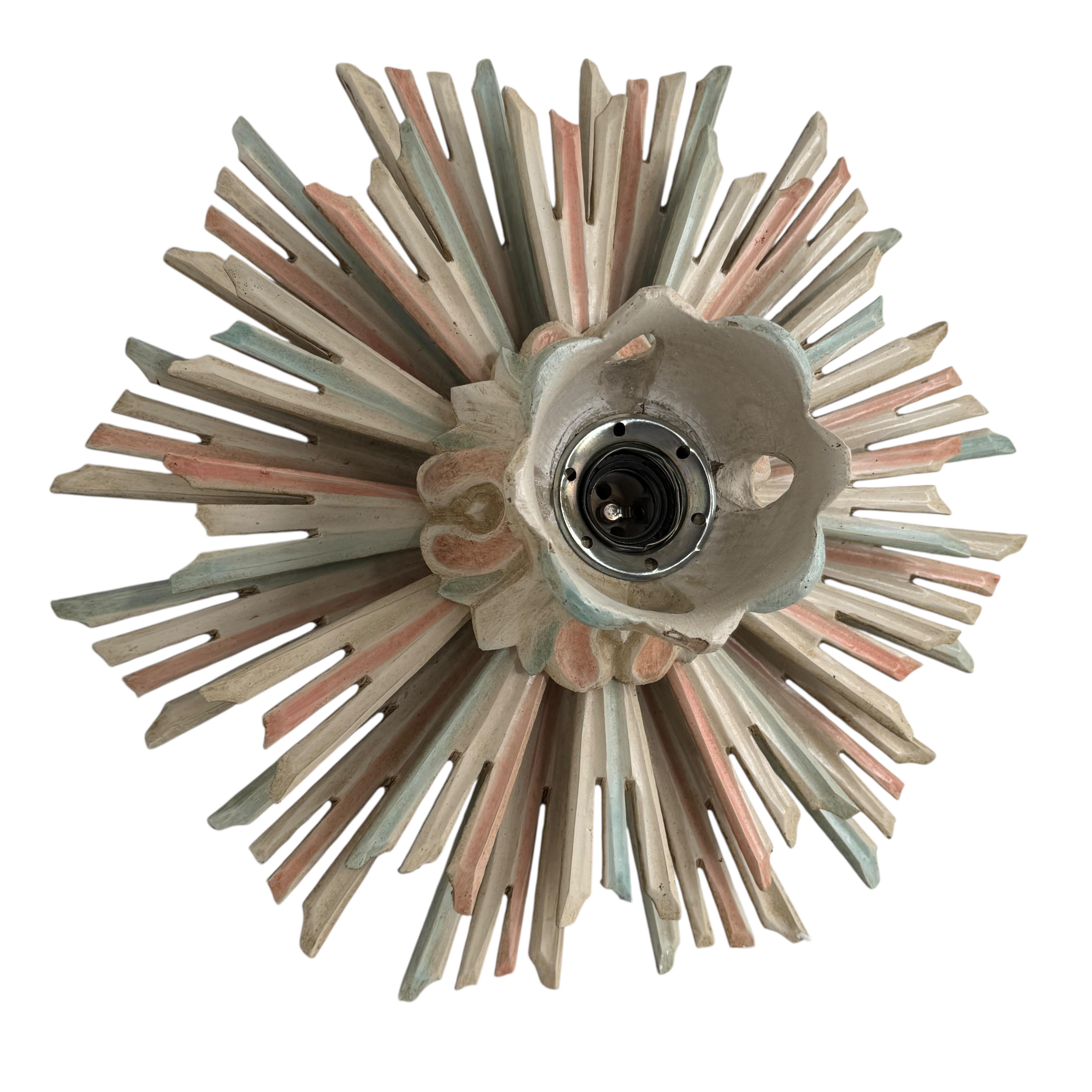 Sculpté à la main Plafonnier en bois à étoiles et soleil en forme de Florentine 1960s en vente