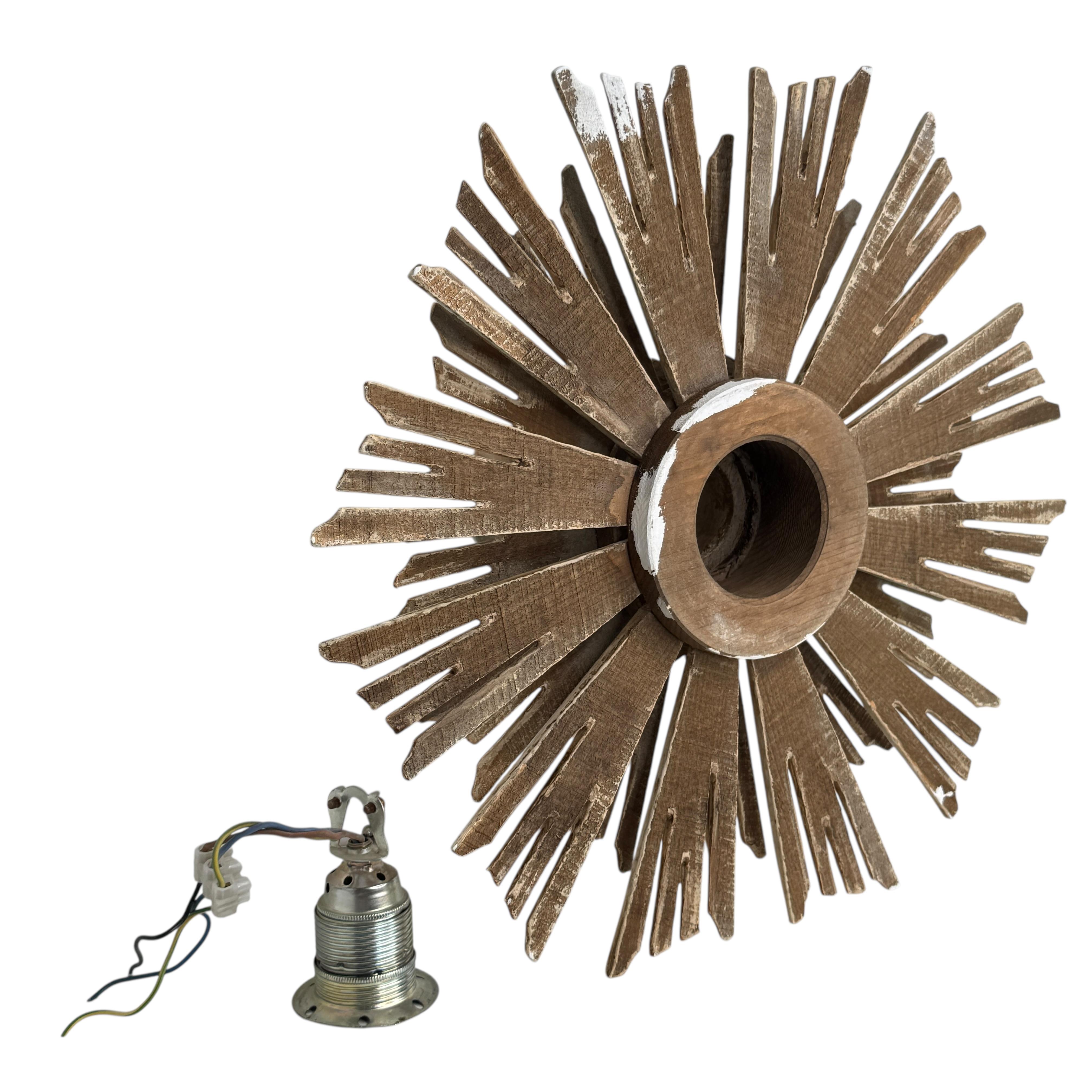 Plafonnier en bois à étoiles et soleil en forme de Florentine 1960s Bon état - En vente à Nuernberg, DE