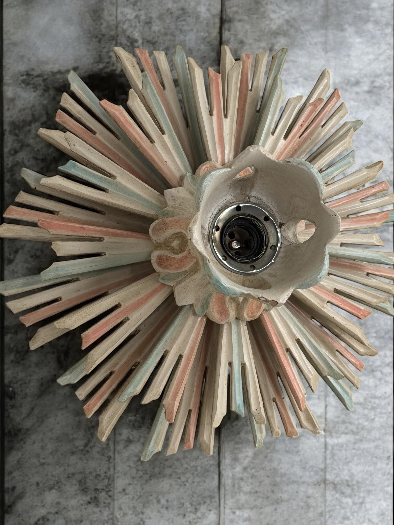 Plafonnier en bois à étoiles et soleil en forme de Florentine 1960s en vente 3