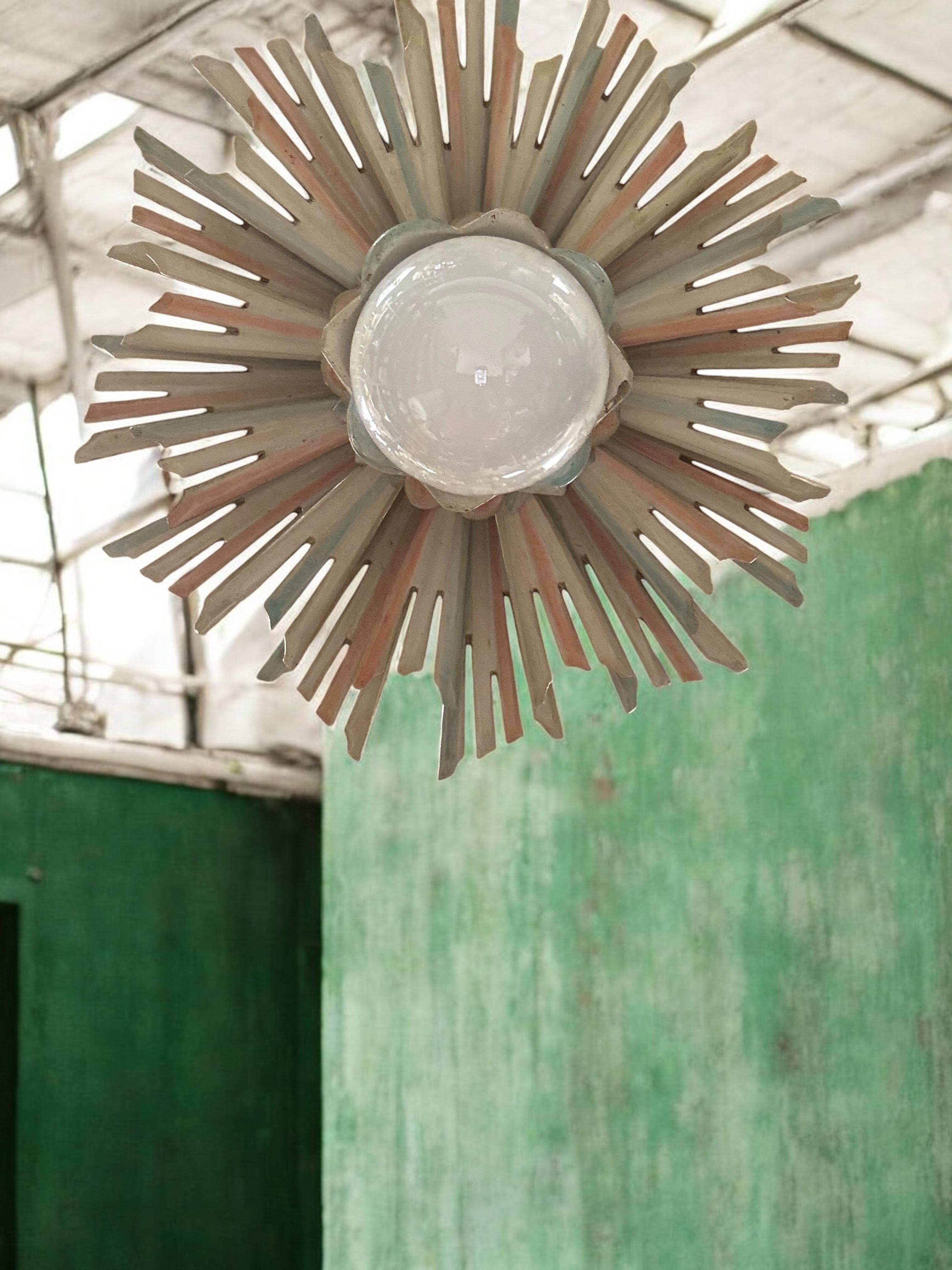 Plafonnier en bois à étoiles et soleil en forme de Florentine 1960s en vente 6