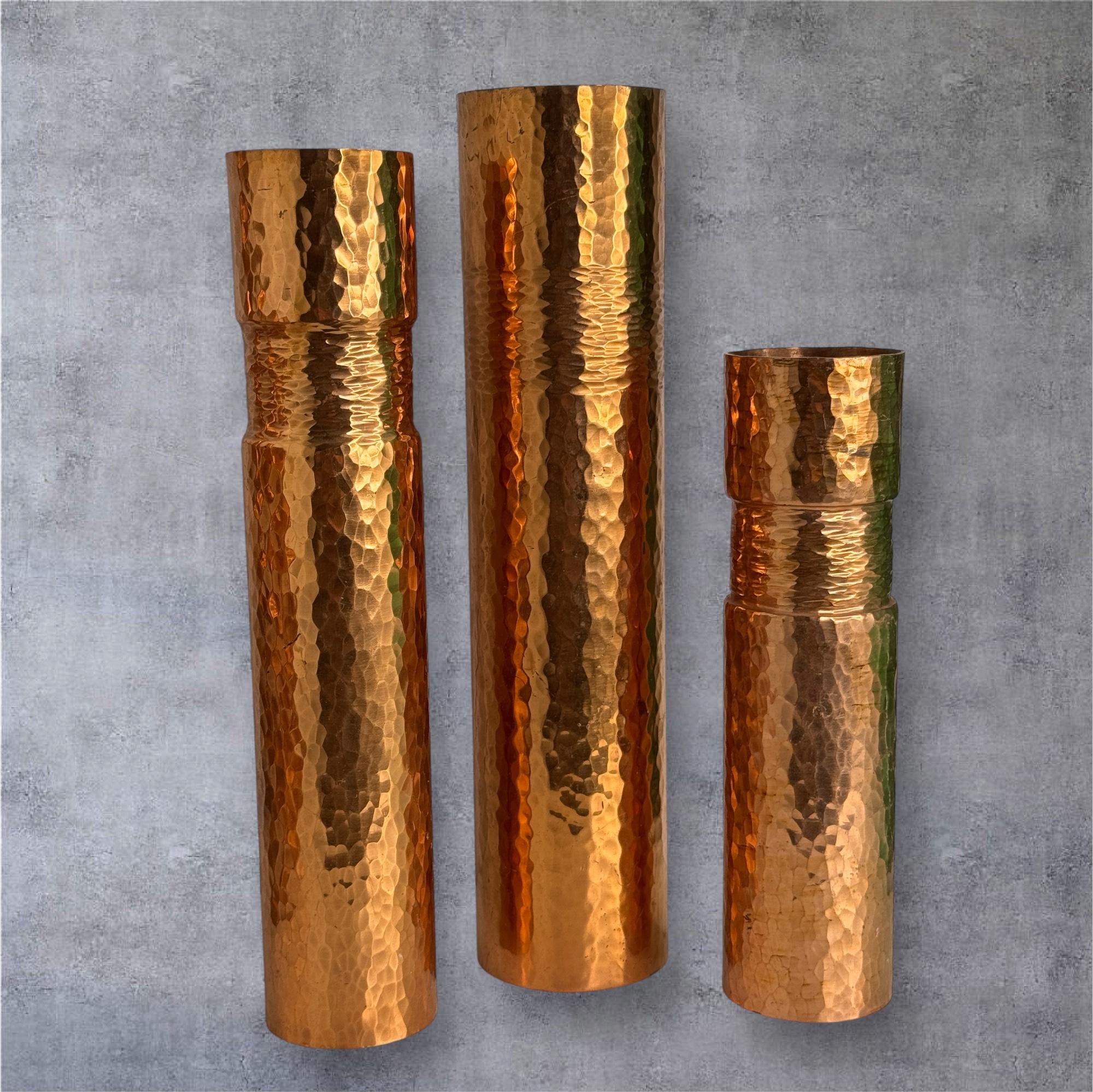 Bellissimo set di tre vasi da fiori realizzati in Germania, circa anni '70. Realizzato in rame, ha una bella patina, ma è di vecchia data. Le dimensioni indicate nella sezione dimensioni si riferiscono all'articolo più grande visibile nella prima