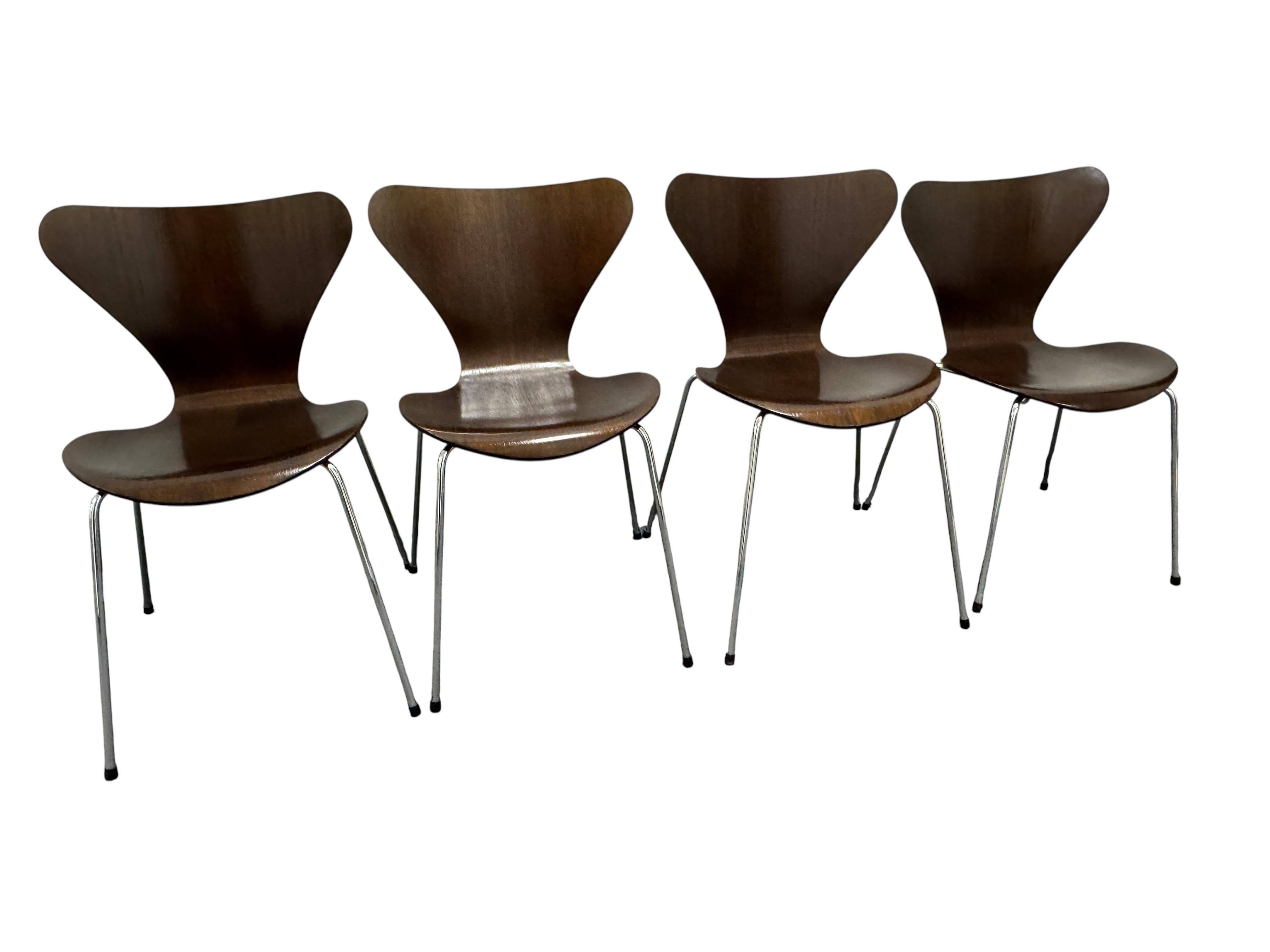 Ein wunderschönes Set von vier signierten, seltenen und wunderschönen klassischen 3107 Arne Jacobsen für Fritz Hansen Stühlen. Gekennzeichnet mit dem Herstellerzeichen. In gebrauchtem und noch sehr gutem Zustand. Eine schöne Ergänzung für Ihre Küche