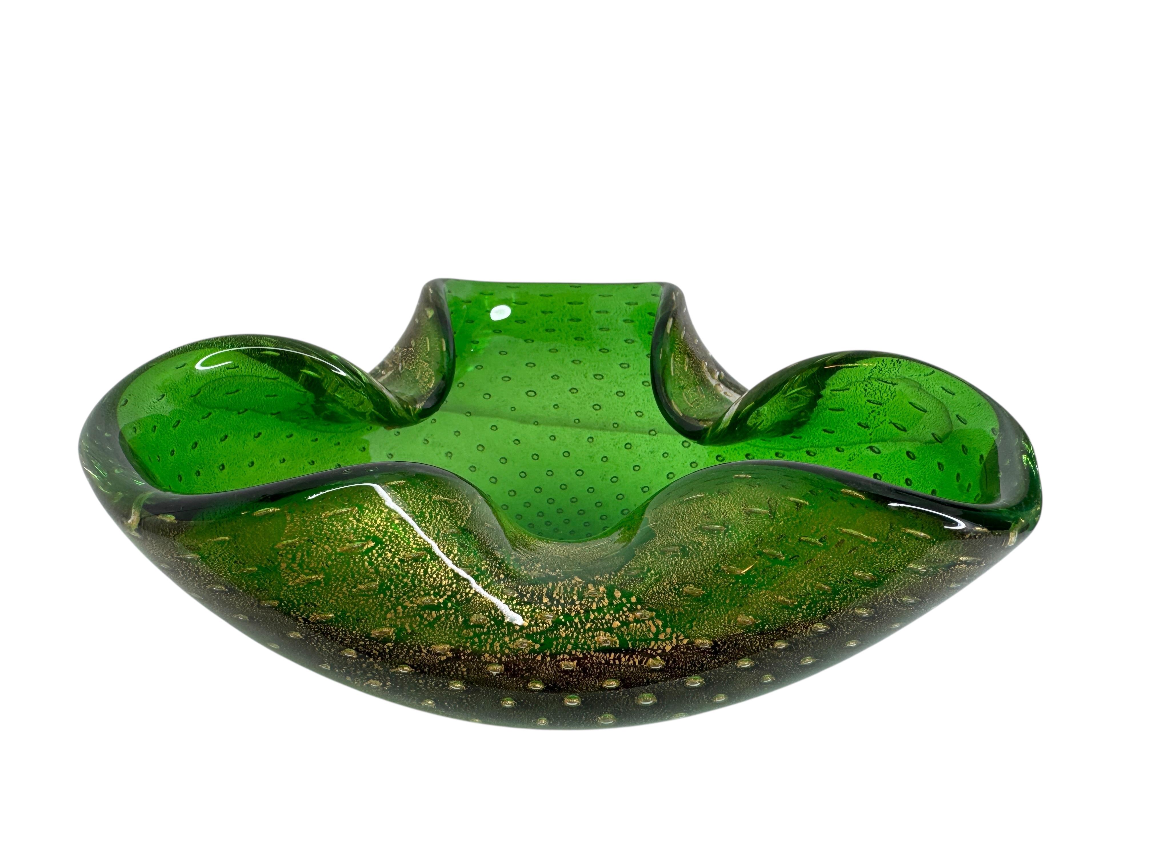 Wunderschönes mundgeblasenes Murano-Kunstglas mit Sommerso und Bullicante-Technik. Eine schöne organisch geformte Schale oder Aschenbecher aus grünem Glas mit goldenen Flocken und voller geblasener kontrollierter Blasen, Italien, 1960er Jahre.
